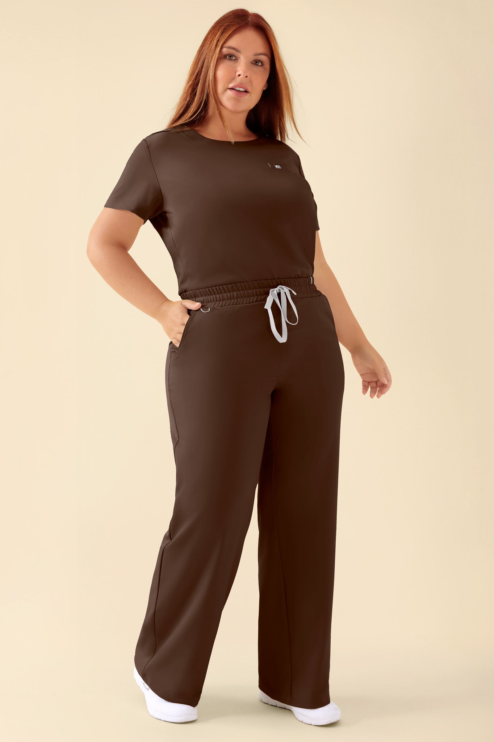 KAERE Hose Damen - weites Bein coffee, Vorderansicht Das Model ist 173 cm groß und trägt Größe XL