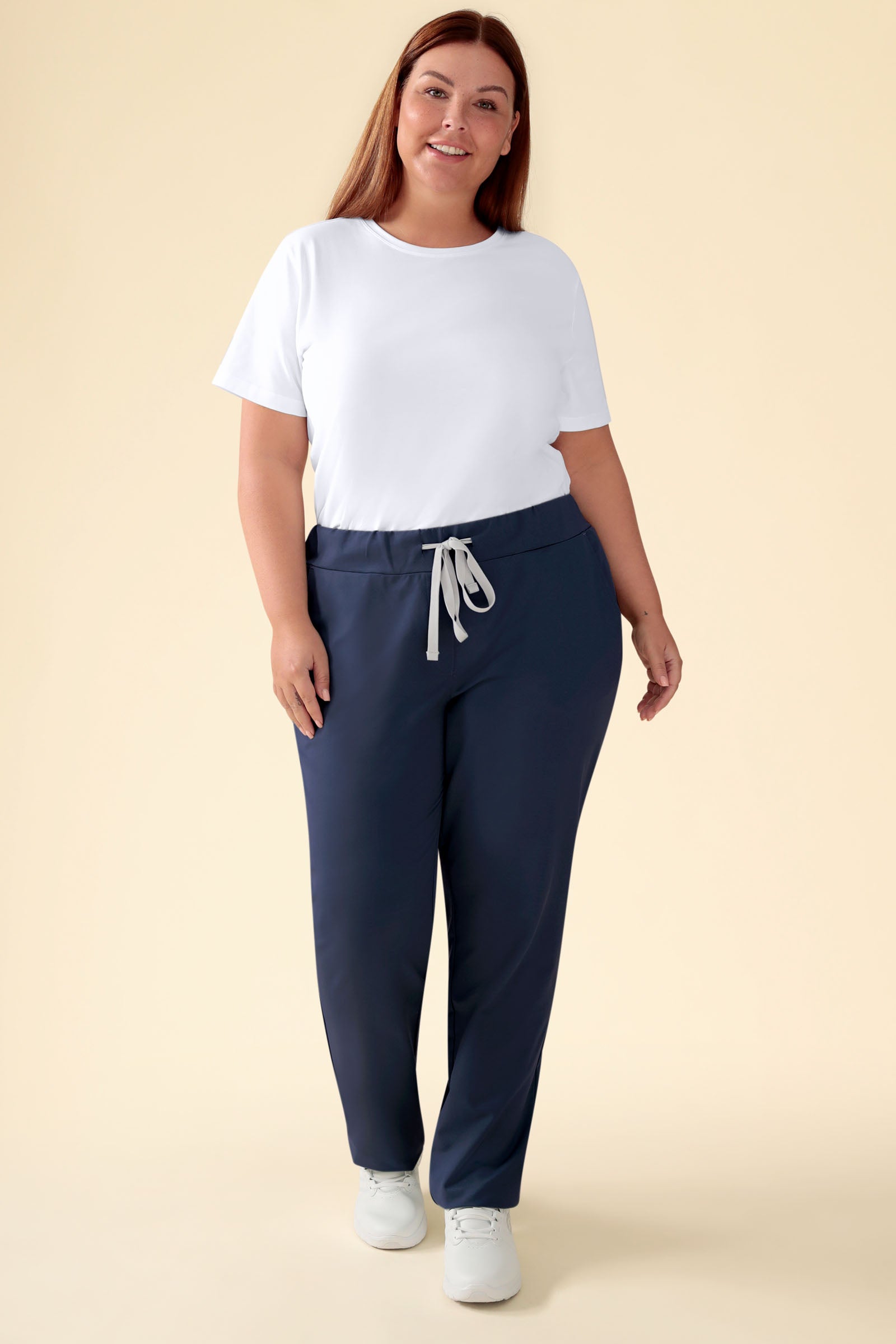 KAERE Hose Damen - gerader Saum ohne Beintaschen navy, Vorderansicht Das Model ist 173 cm groß und trägt Größe XL