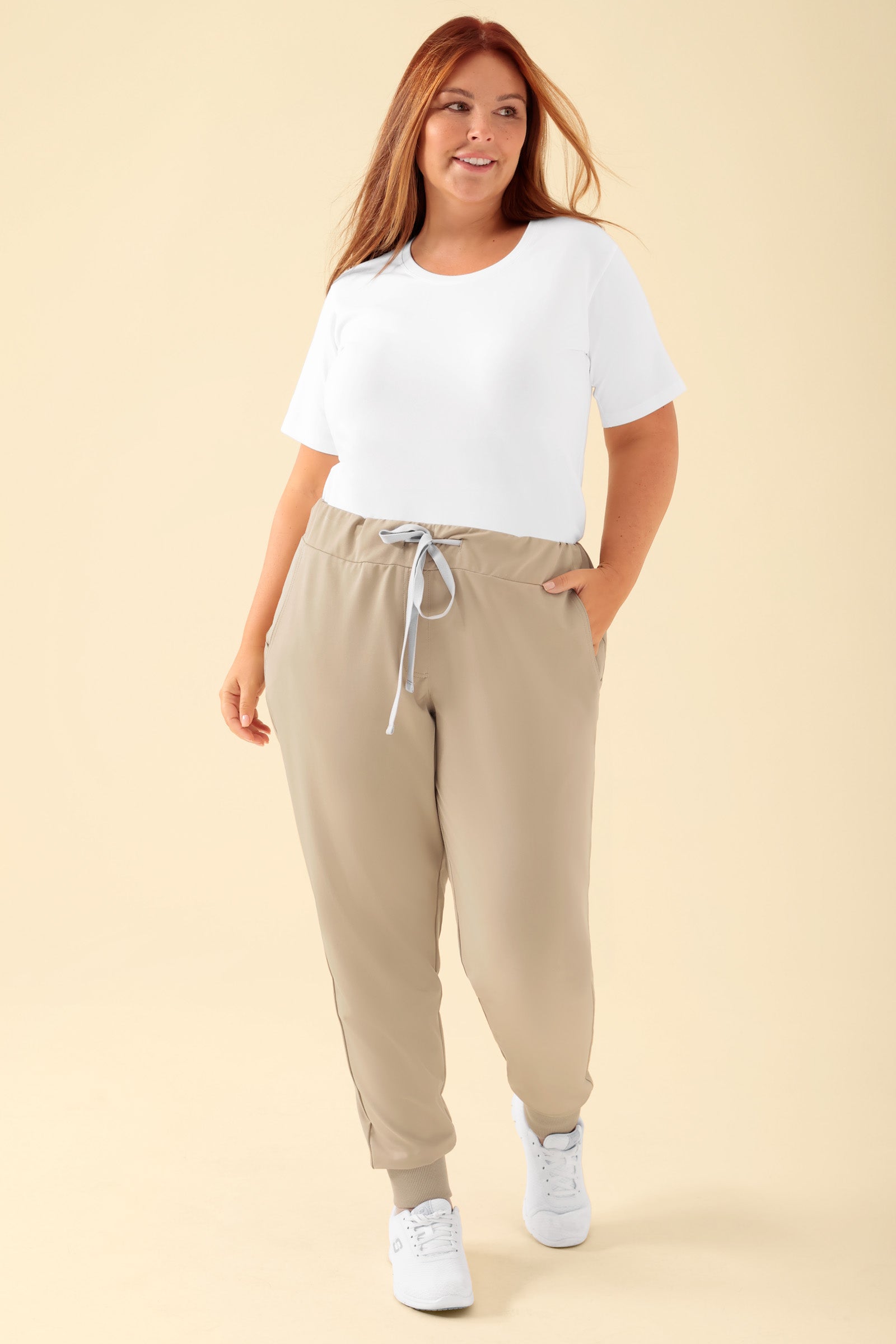 KAERE Hose Damen - Saumbündchen ohne Beintaschen sand, Vorderansicht Das Model ist 173 cm groß und trägt Größe XL