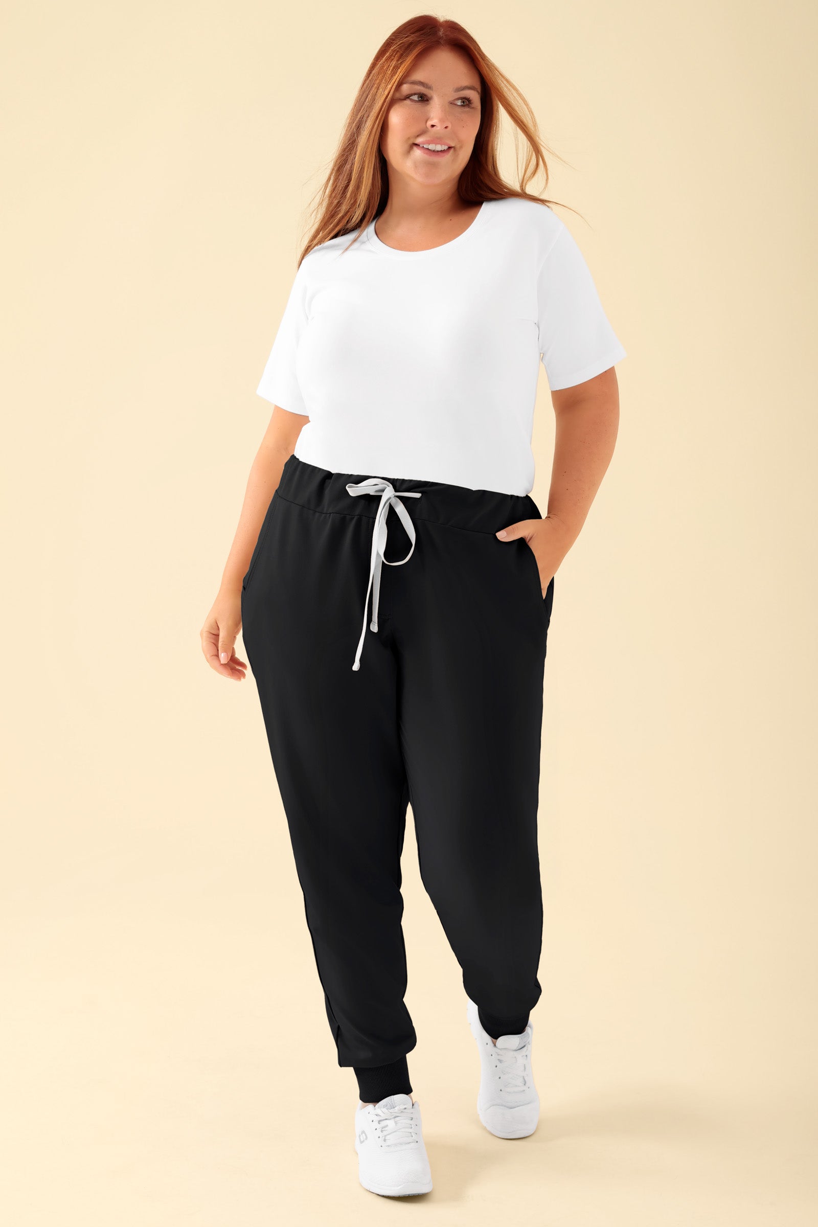 KAERE Hose Damen - Saumbündchen ohne Beintaschen schwarz, Vorderansicht Das Model ist 173 cm groß und trägt Größe XL