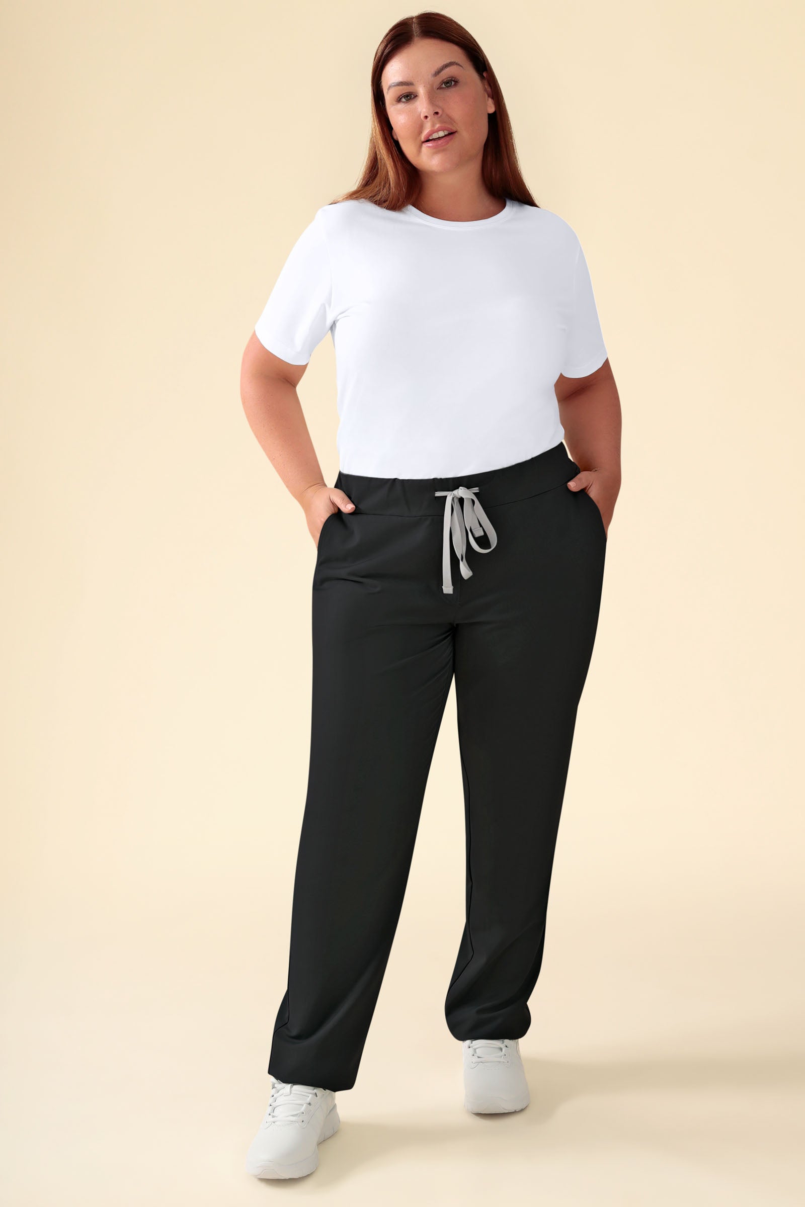 KAERE Hose Damen - gerader Saum ohne Beintaschen schwarz, Vorderansicht Das Model ist 173 cm groß und trägt Größe XL