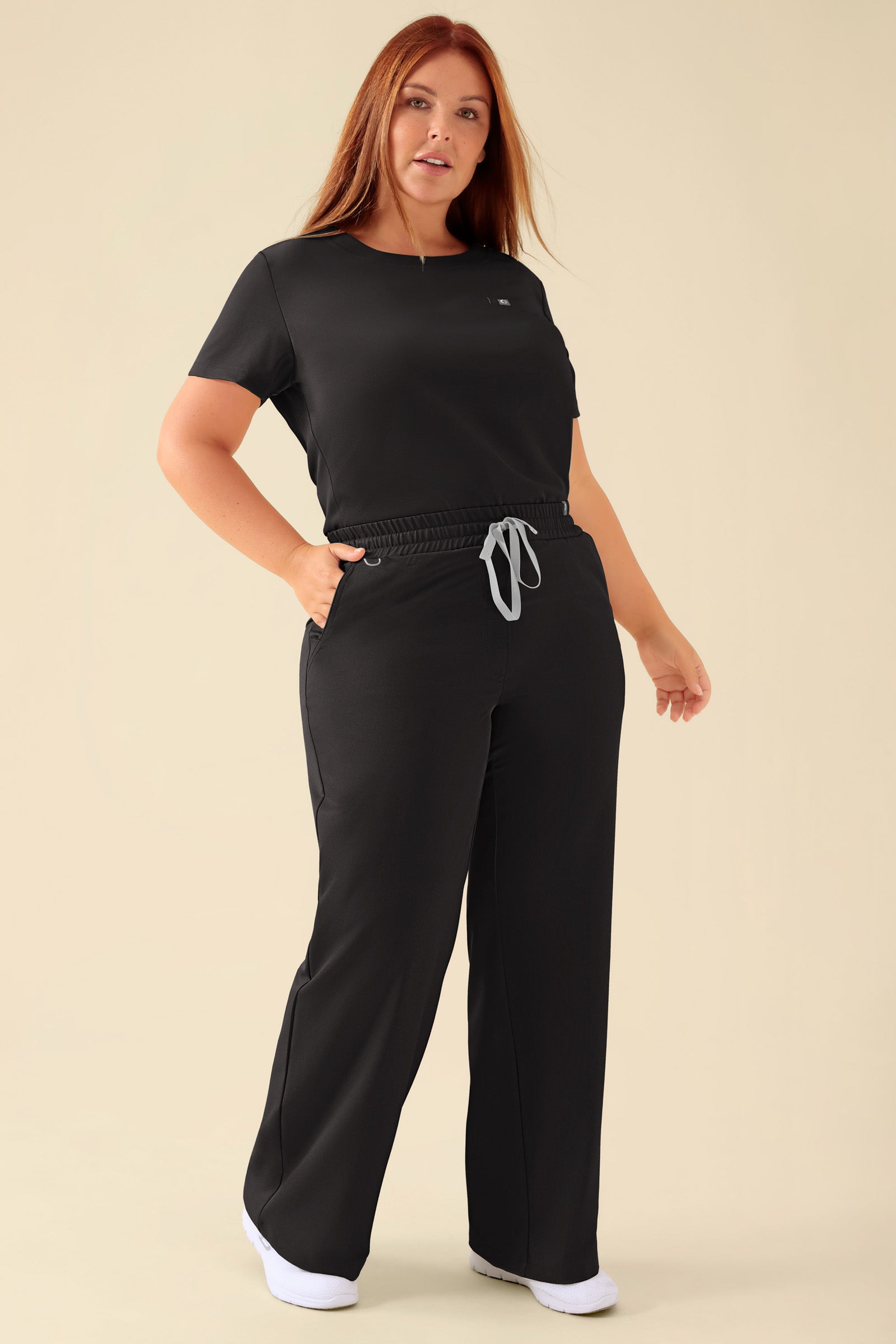 KAERE Hose Damen - weites Bein schwarz, Vorderansicht Das Model ist 173 cm groß und trägt Größe XL