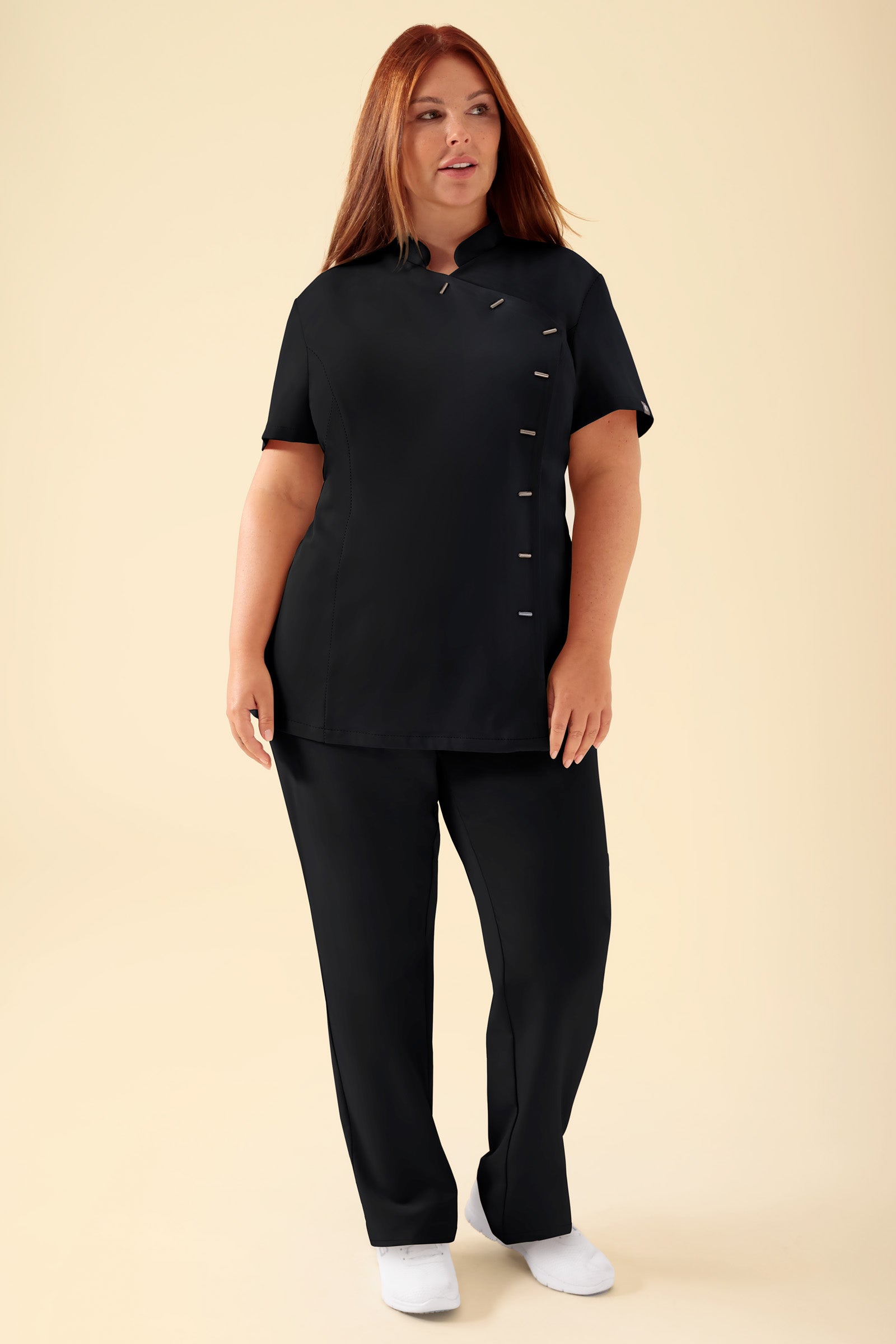KAERE Kasack Damen - asymmetrische Knopfleiste schwarz, Vorderansicht Das Model ist 173 cm groß und trägt Größe XL