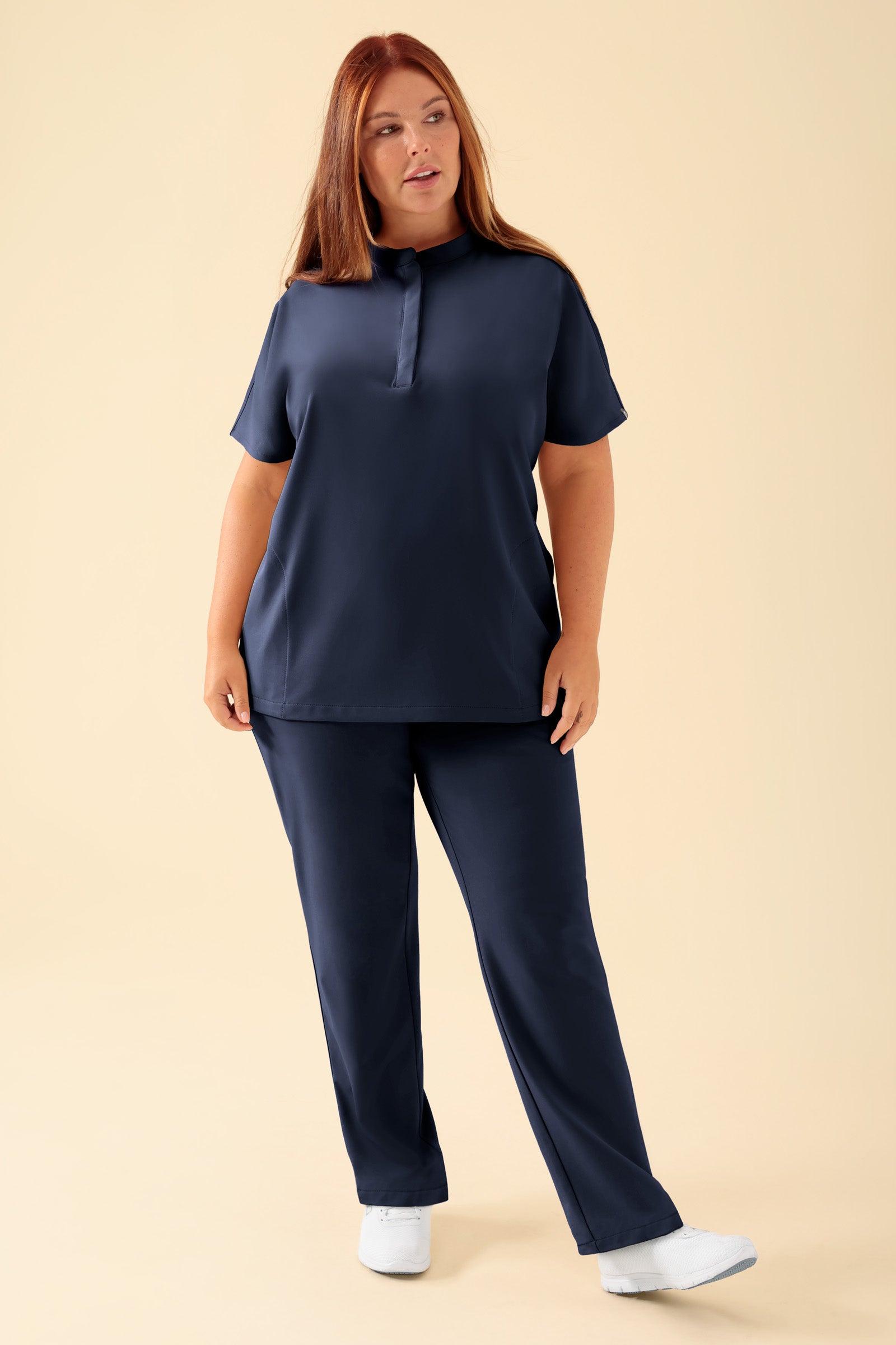 KAERE Schlupfkasack Damen - Stehkragen navy, Vorderansicht Das Model ist 173 cm groß und trägt Größe XL