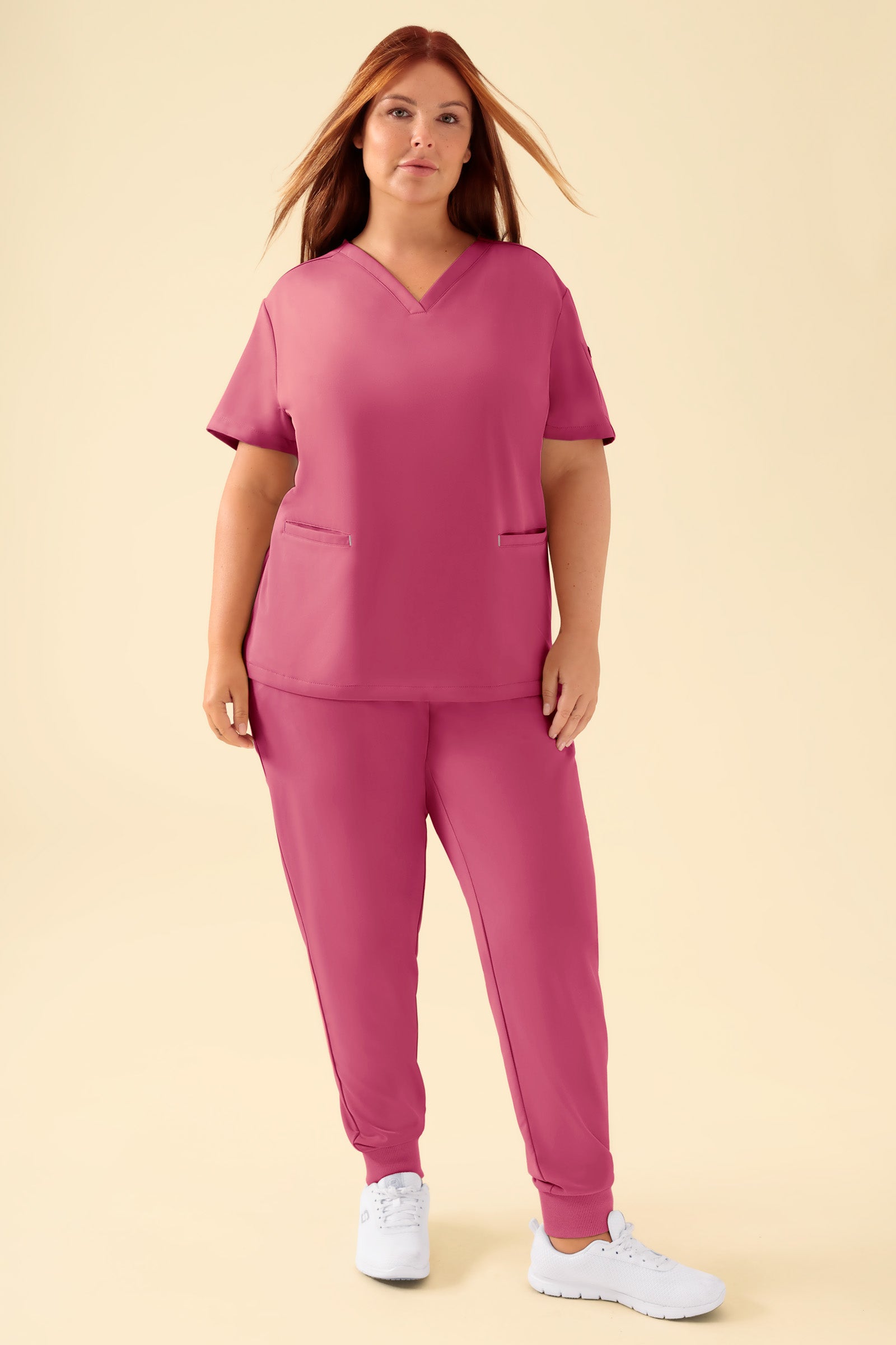 KAERE Schlupfkasack Damen - V-Ausschnitt rosenholz, Vorderansicht Das Model ist 173 cm groß und trägt Größe XL