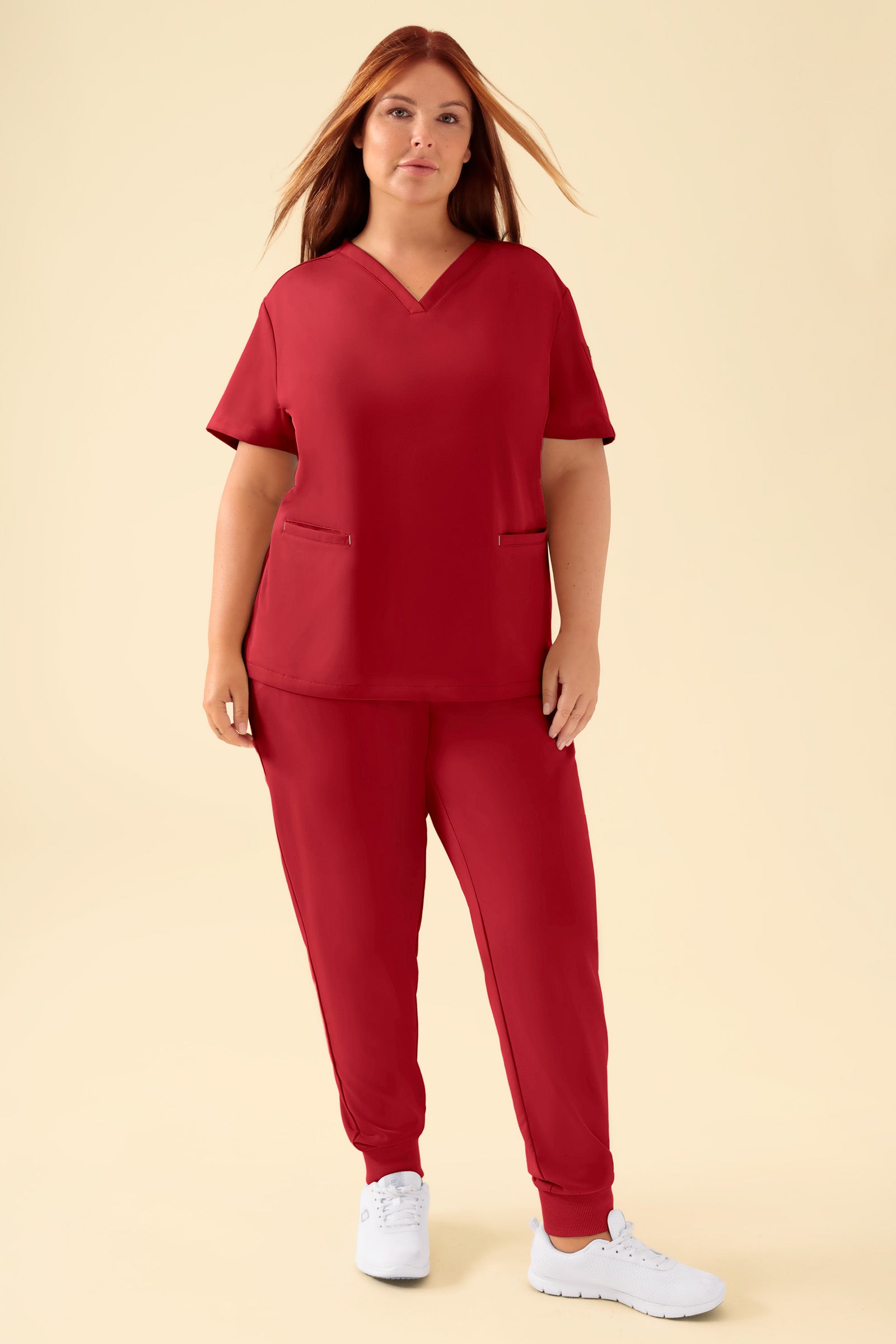 KAERE Schlupfkasack Damen - V-Ausschnitt rot, Vorderansicht Das Model ist 173 cm groß und trägt Größe XL