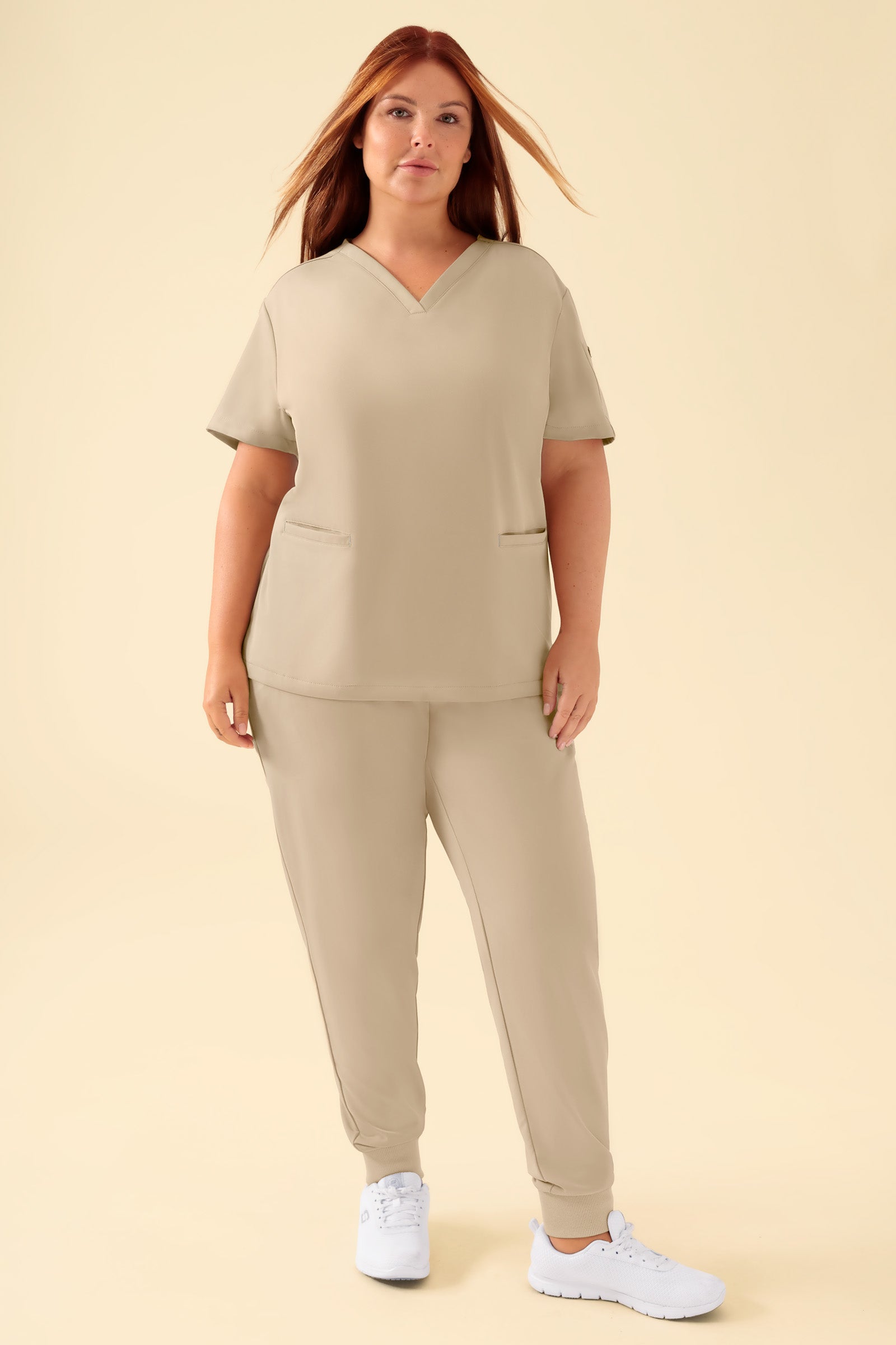 KAERE Schlupfkasack Damen - V-Ausschnitt sand, Vorderansicht Das Model ist 173 cm groß und trägt Größe XL