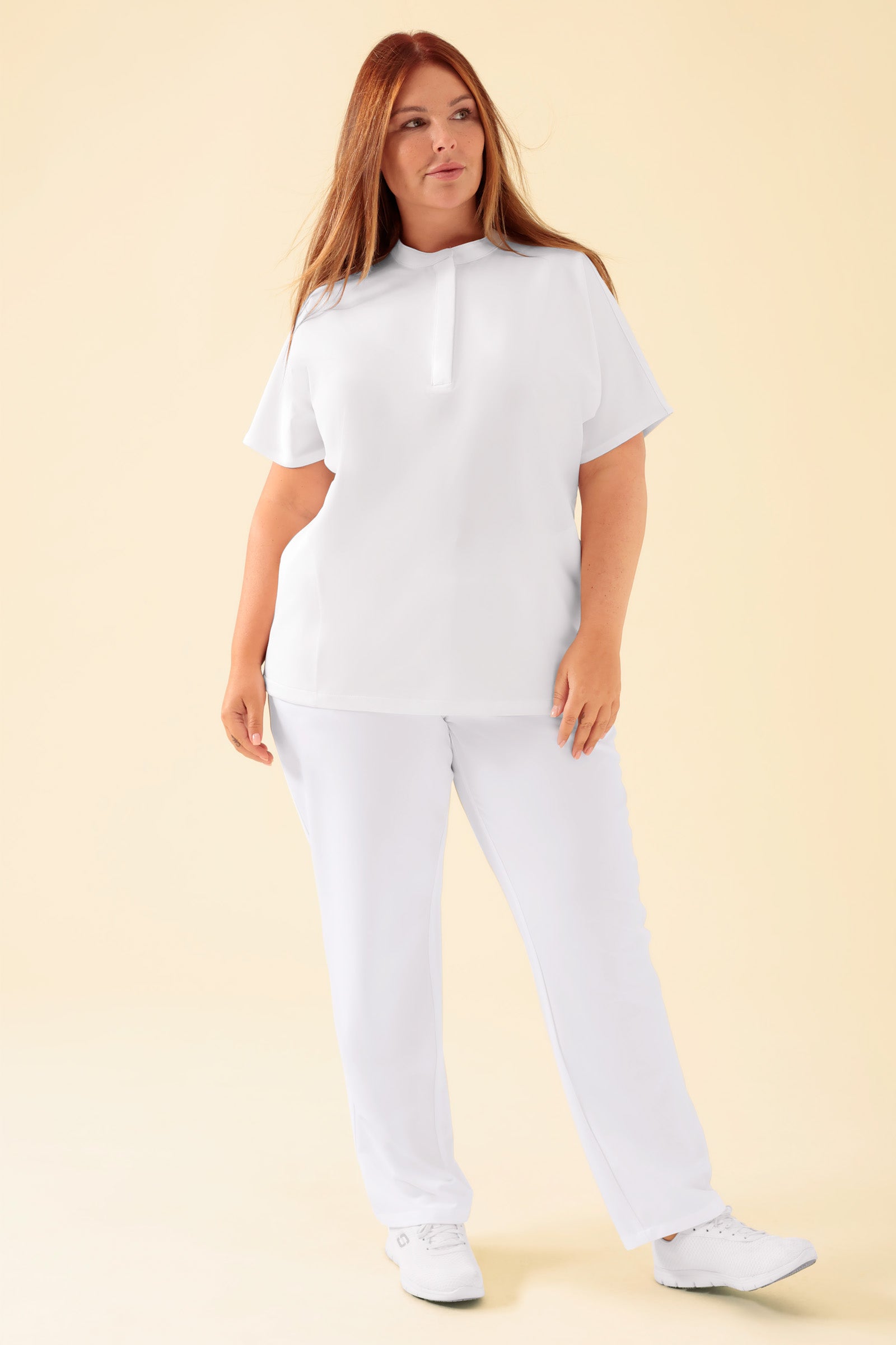 KAERE Schlupfkasack Damen - Stehkragen weiß, Vorderansicht Das Model ist 173 cm groß und trägt Größe XL