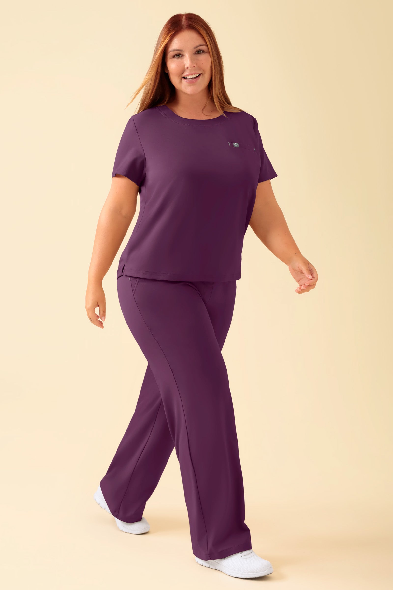 KAERE Shirt Damen - Rundhalsausschnitt pflaume, Vorderansicht Das Model ist 173 cm groß und trägt Größe XL