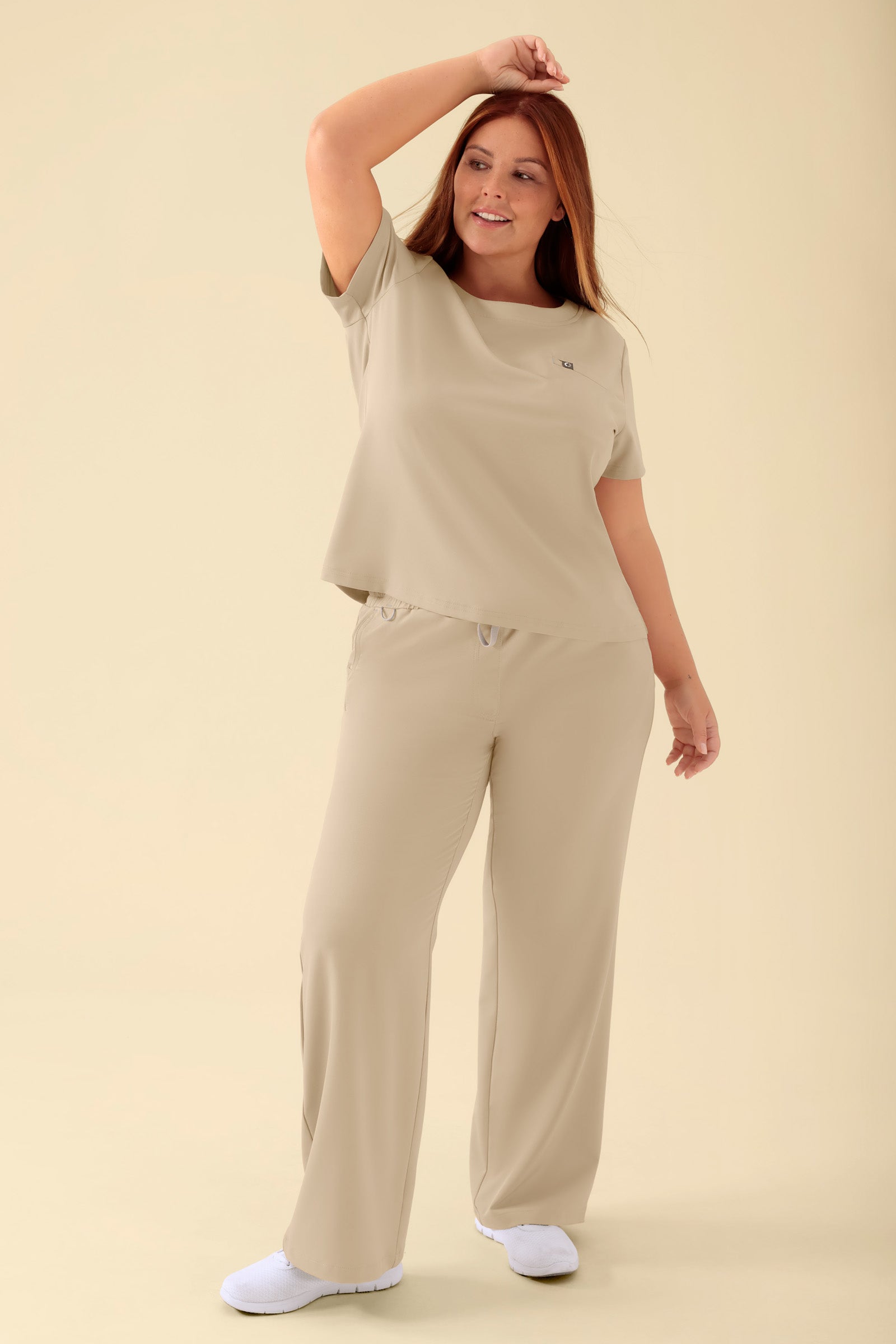 KAERE Shirt Damen - Rundhalsausschnitt sand, Vorderansicht Das Model ist 173 cm groß und trägt Größe XL