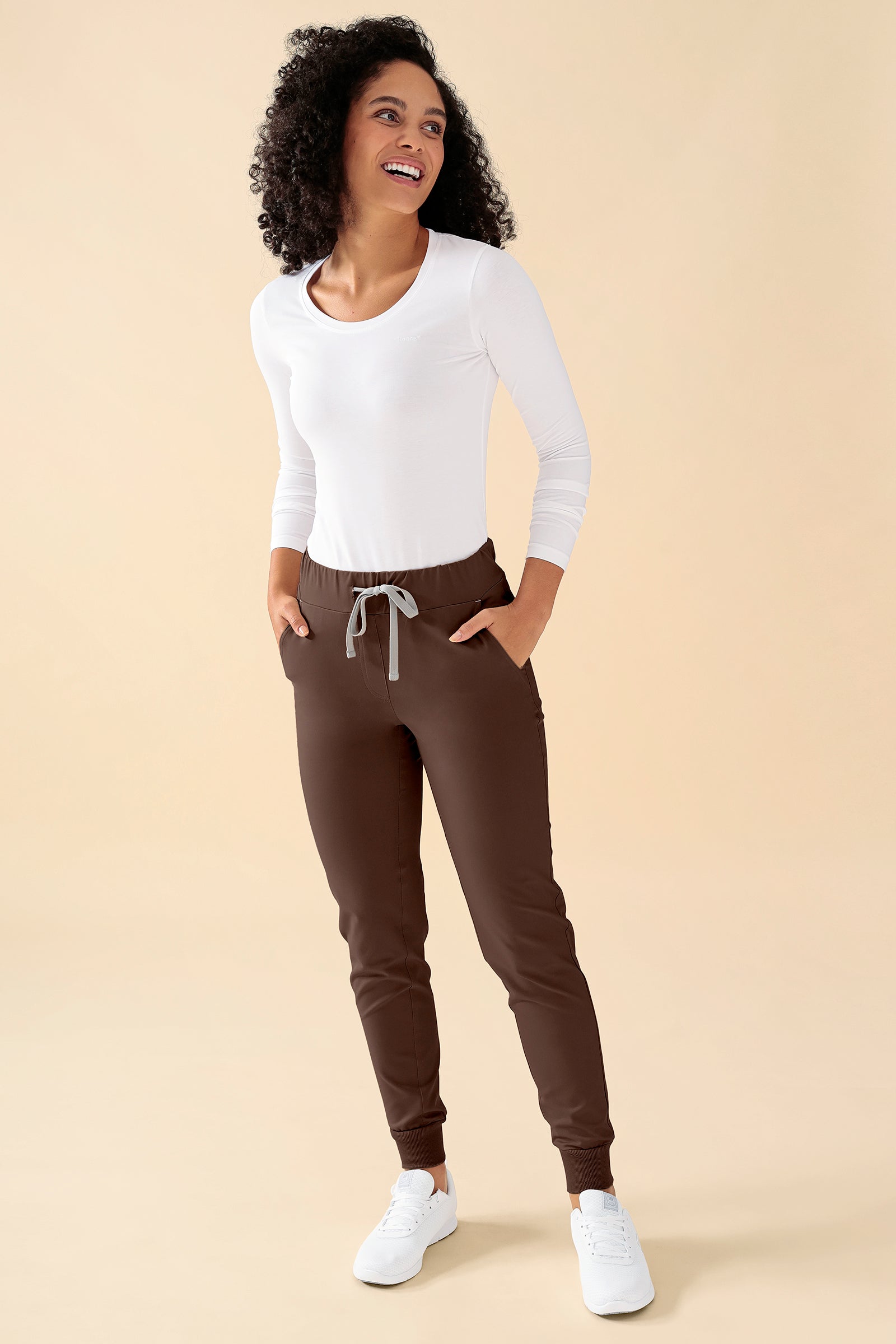 KAERE Hose Damen Normale Größe - Saumabschluss mit Strickbund coffee, Vorderansicht Das Model ist 176 cm groß und trägt Größe S