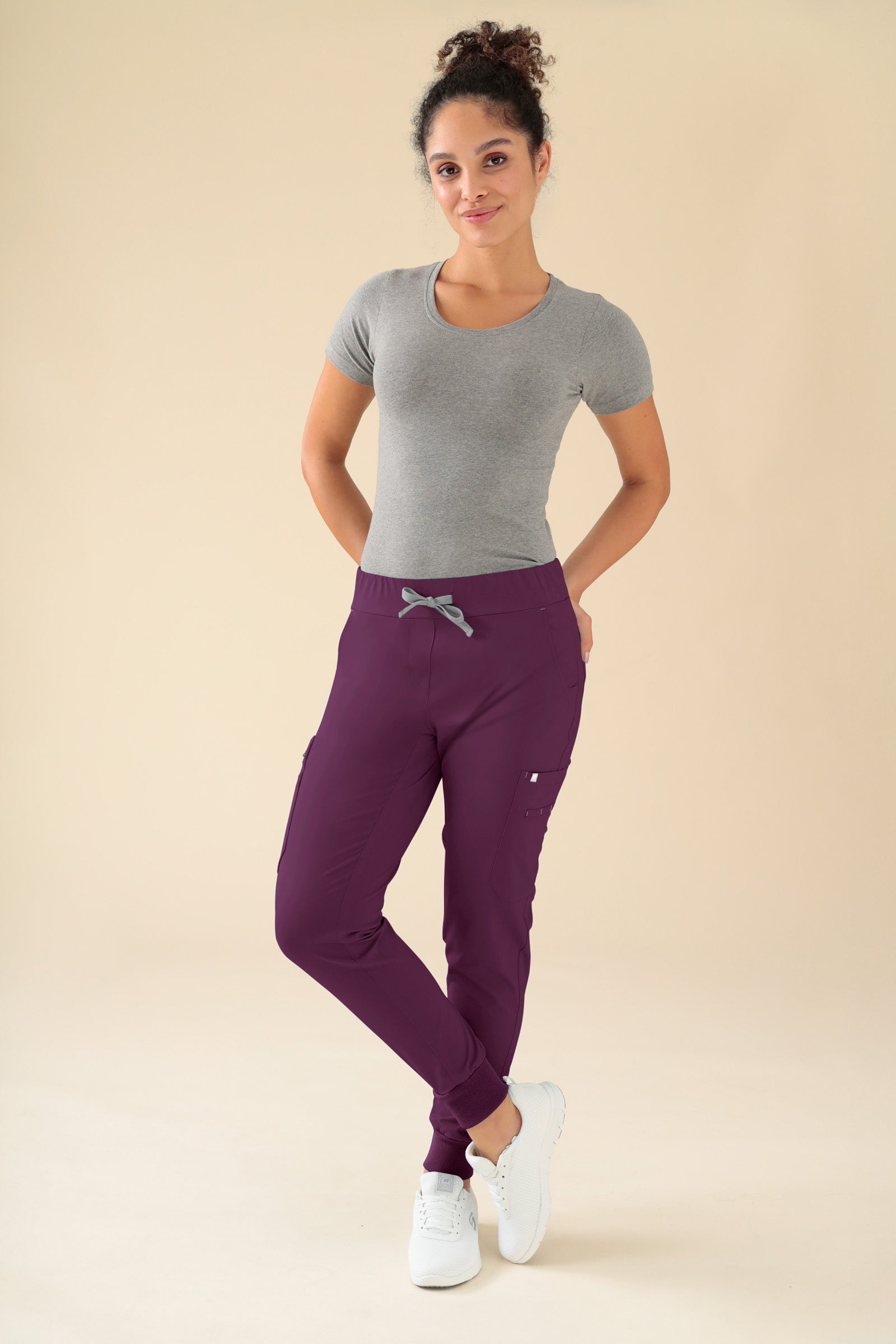 KAERE Hose Damen - Saumbündchen mit Beintaschen pflaume, Vorderansicht Das Model ist 176 cm groß und trägt Größe S