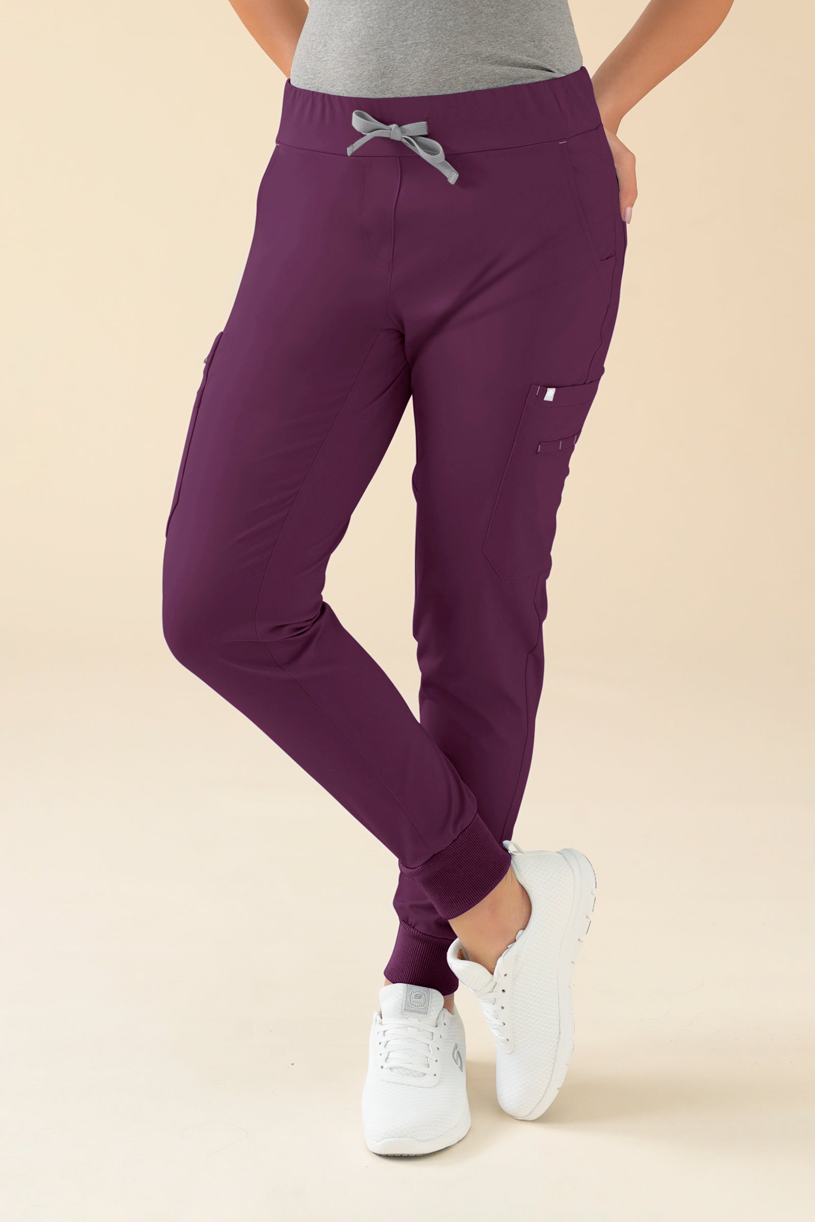 KAERE Hose Damen - Saumbündchen mit Beintaschen pflaume, Vorderansicht Das Model ist 176 cm groß und trägt Größe S