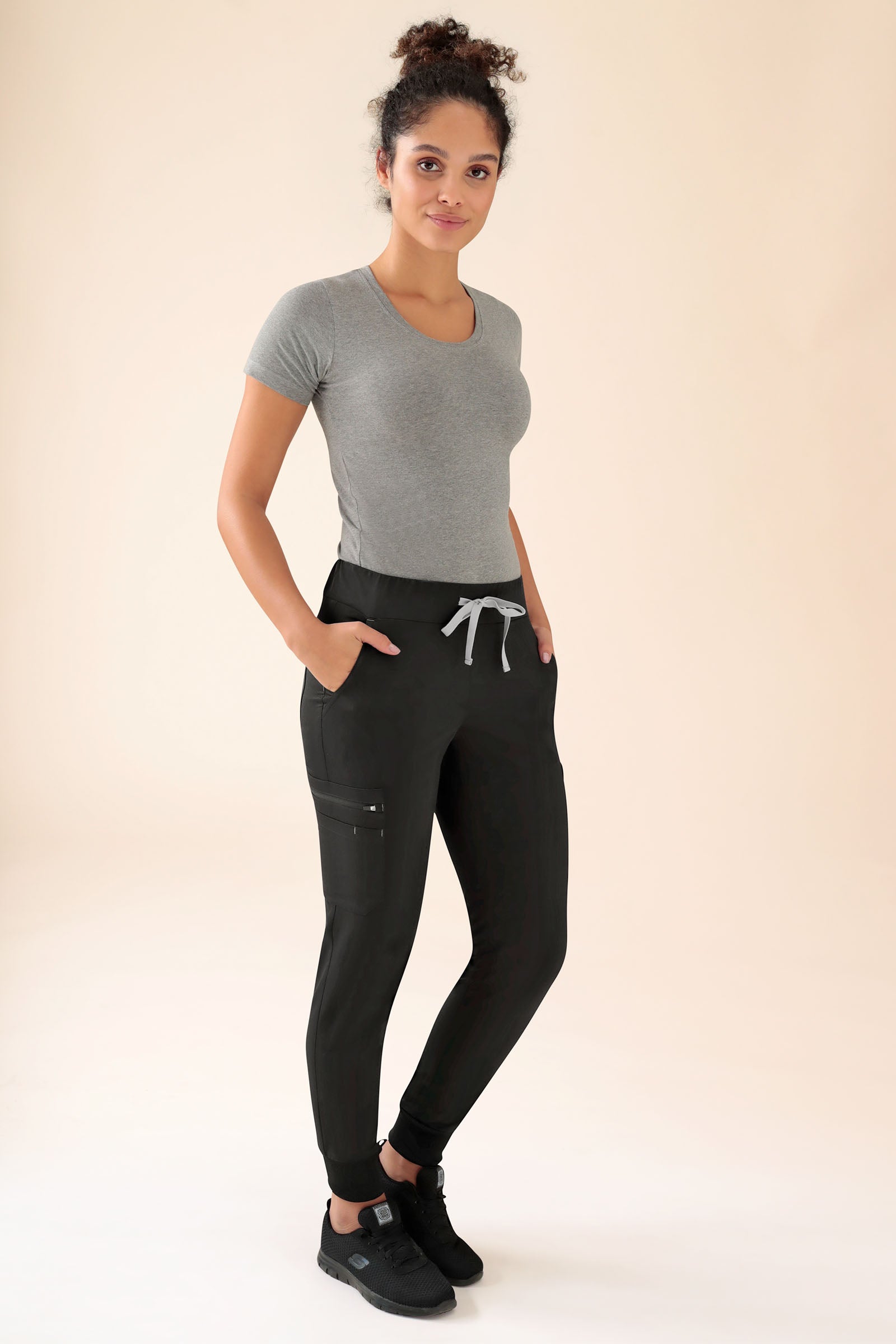 KAERE Hose Damen - Saumbündchen mit Beintaschen schwarz, Vorderansicht Das Model ist 176 cm groß und trägt Größe S