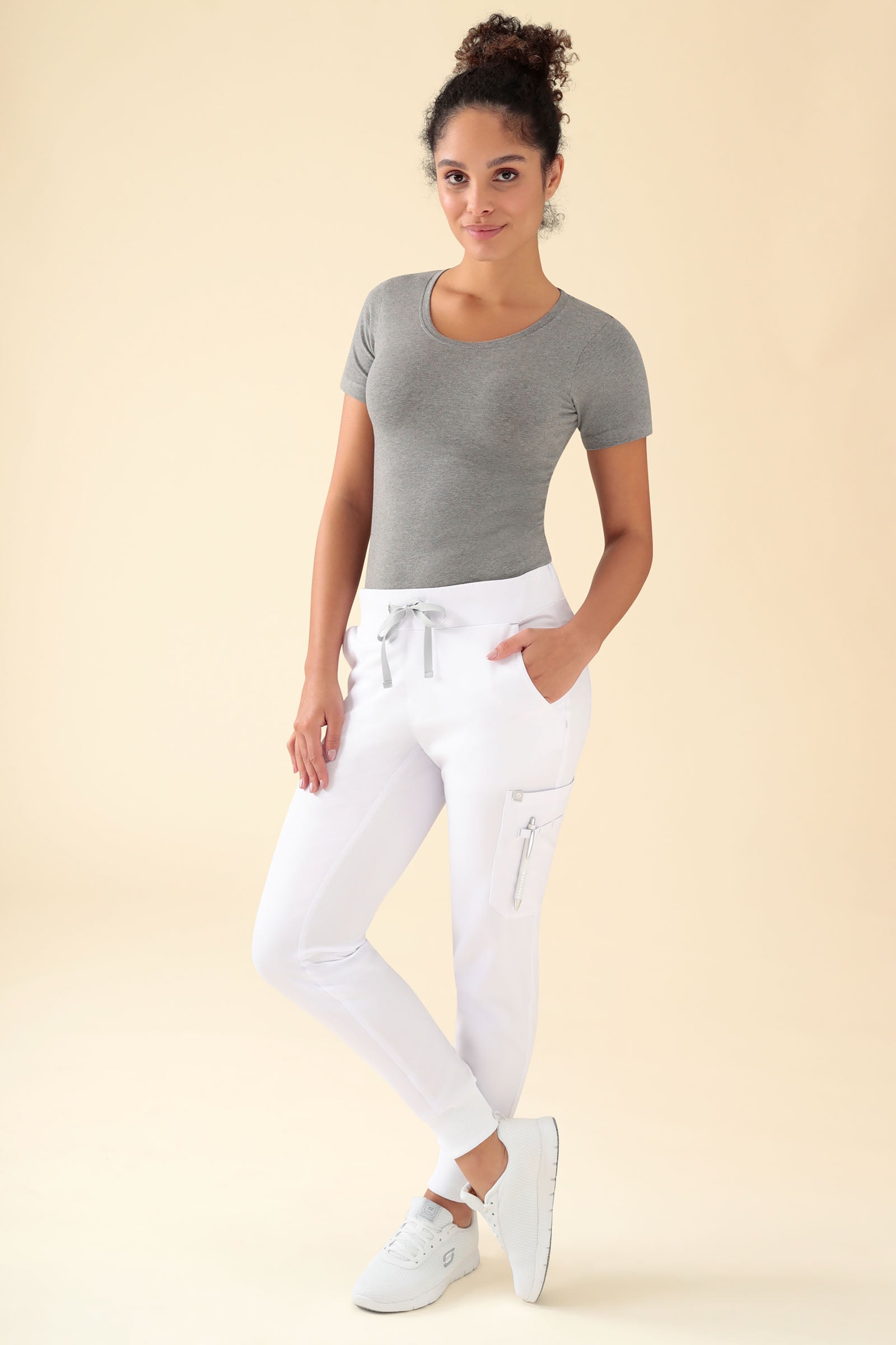 KAERE Hose Damen - Saumbündchen mit Beintaschen weiß, Vorderansicht Das Model ist 176 cm groß und trägt Größe S