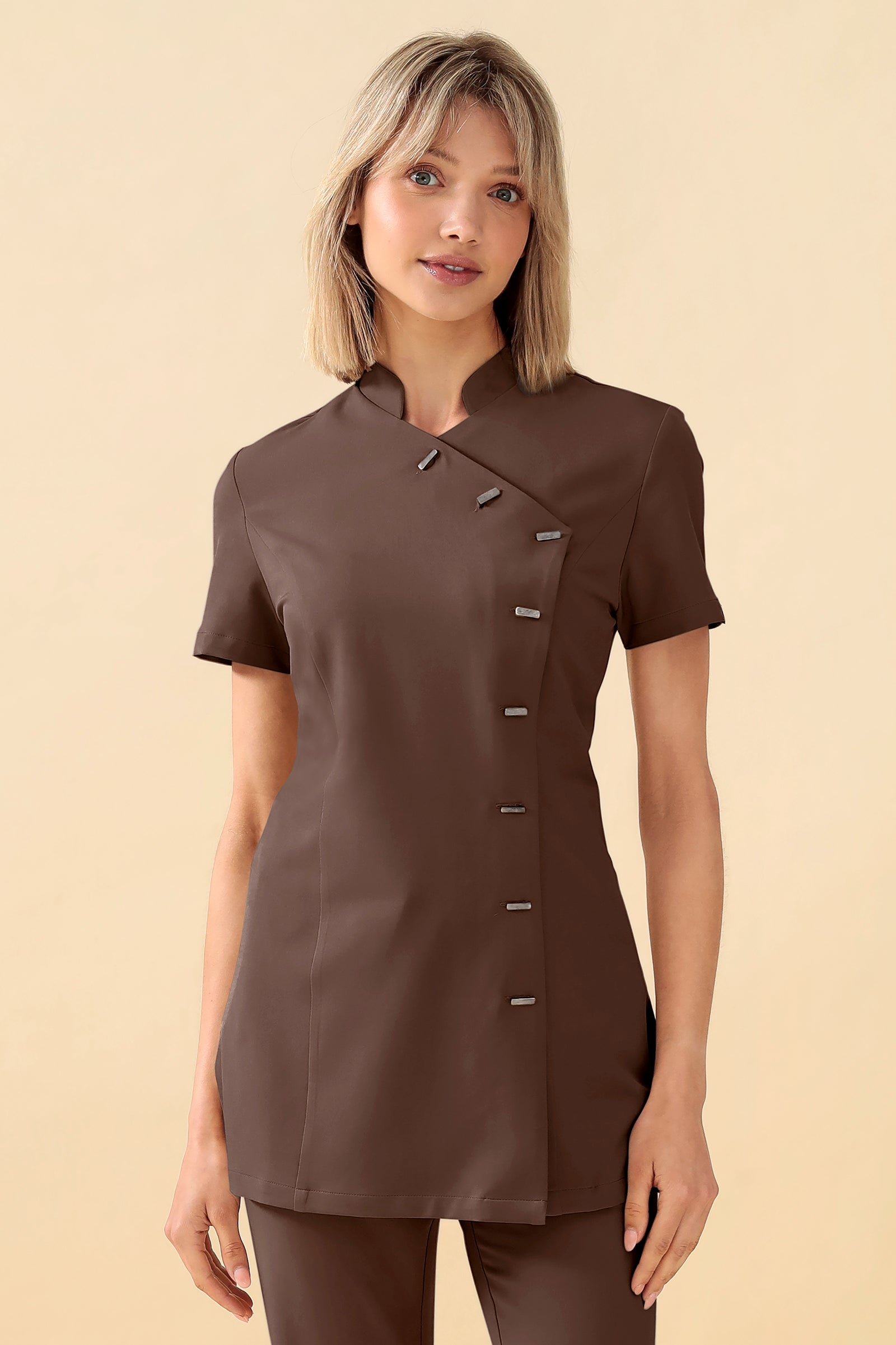 KAERE Kasack Damen - asymmetrische Knopfleiste coffee, Vorderansicht Das Model ist 176 cm groß und trägt Größe S