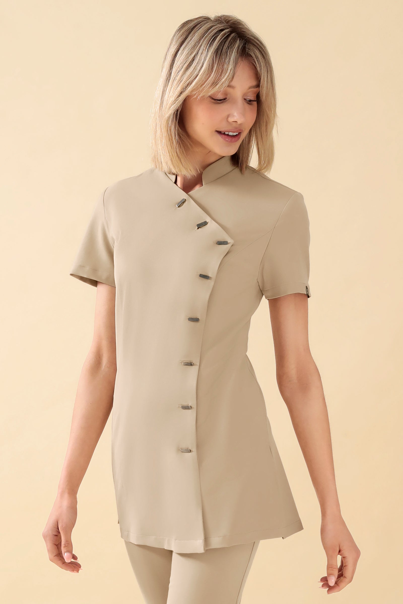 KAERE Kasack Damen - asymmetrische Knopfleiste sand, Vorderansicht Das Model ist 176 cm groß und trägt Größe S