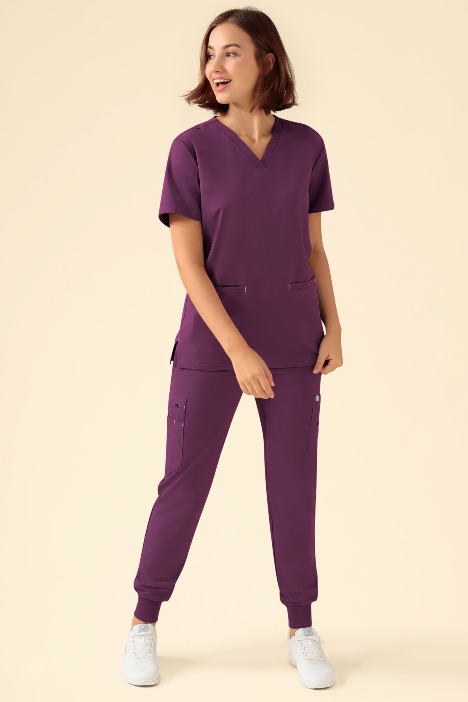 KAERE Hose Damen - Saumbündchen mit Beintaschen pflaume, Vorderansicht Das Model ist 177 cm groß und trägt Größe S