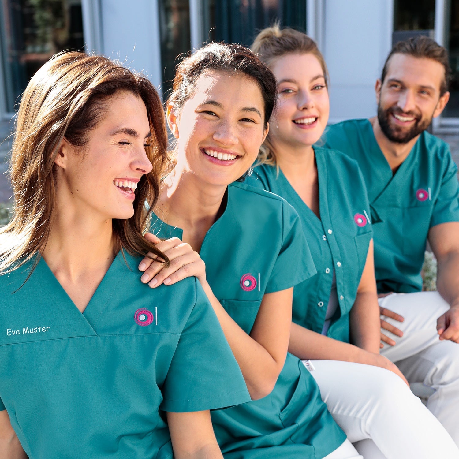 Teamaufnahme mit Logo-Stick auf der Brust