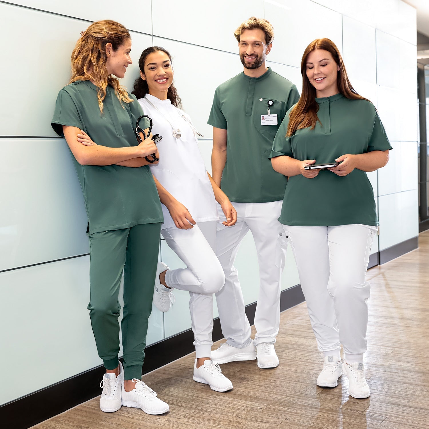 Team-Bild aus einer Arztpraxis -  Teamausstattung von KAERE in Grün und Weiß