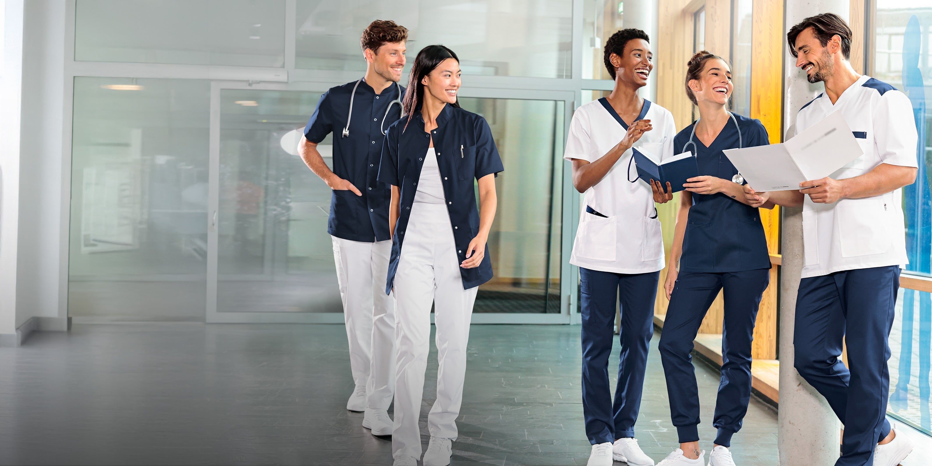 Teamaufnahme aus dem Krankenhaus, 3 Damen- und 2 Herren-Models ausgestattet mit der CLINIC STRETCH Kollektion.