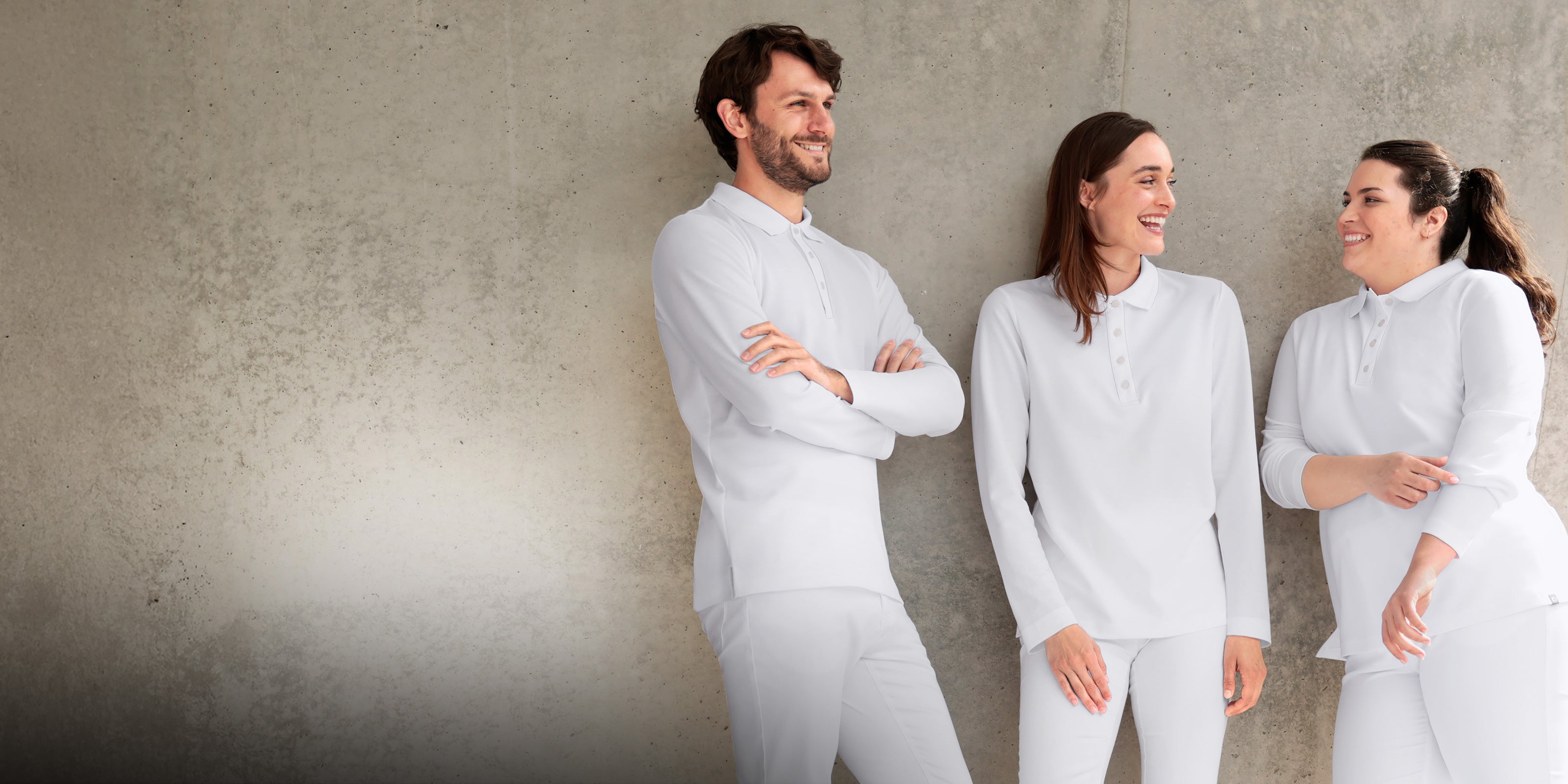 Team-Aufnahme COMFY FLEX, weisse Poloshirts mit weissen Hosen.