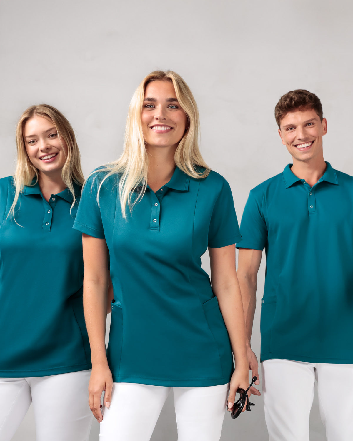 Teamaufnahme, 2 Damen Modelle, 1 Herren Modell mit COMFY FLEX Schlupfkasacks in petrol 