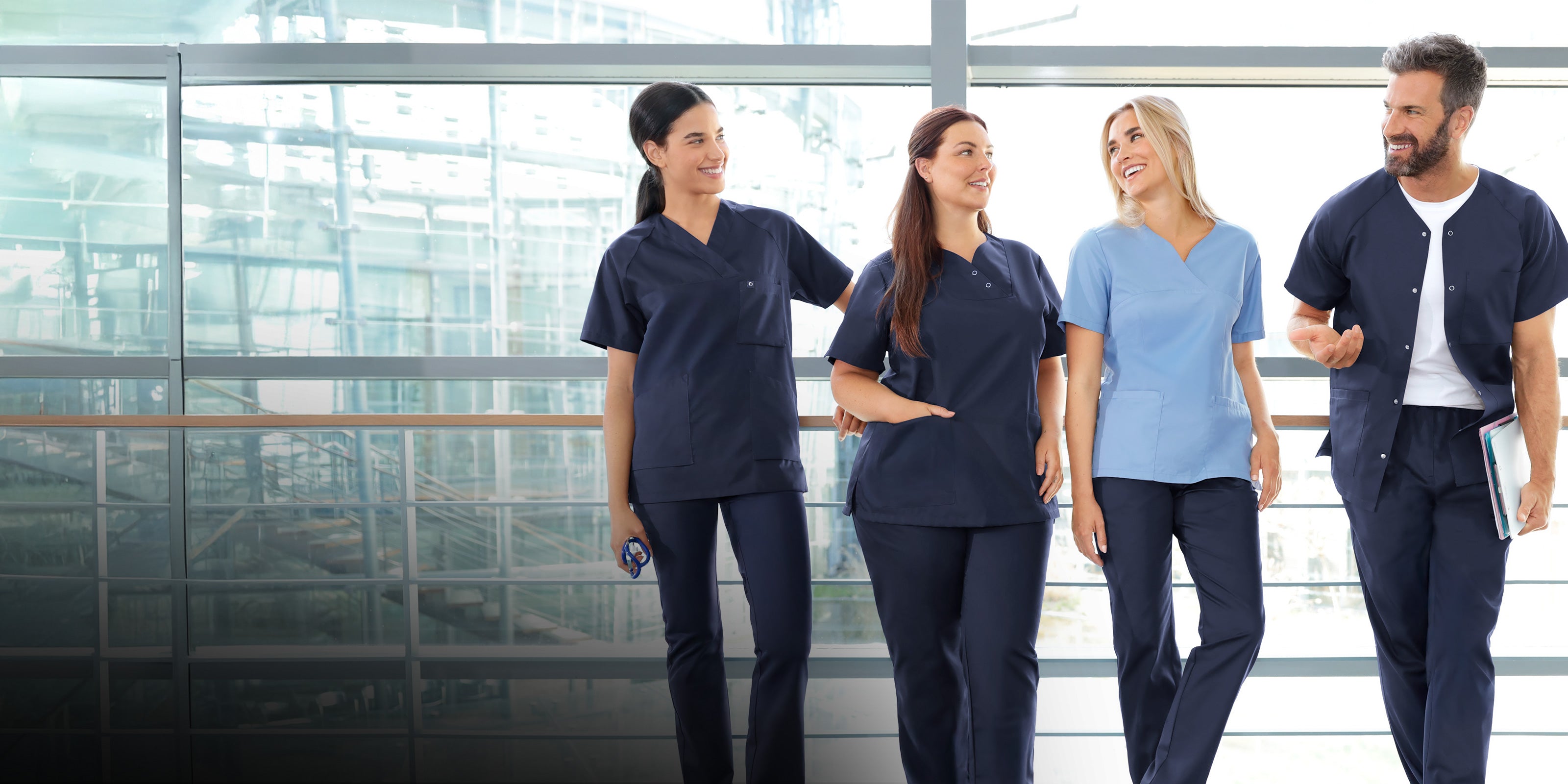 Teamaufnahme CORE, 3 Damen Modelle in navy und himmelblau und 1 Herren Modell in navy