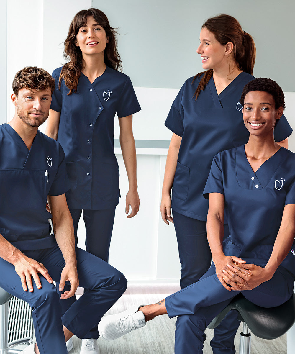 Teamaufnahme in dunkelblauer GREEN Teamausstattung mit Logo-Stick. 