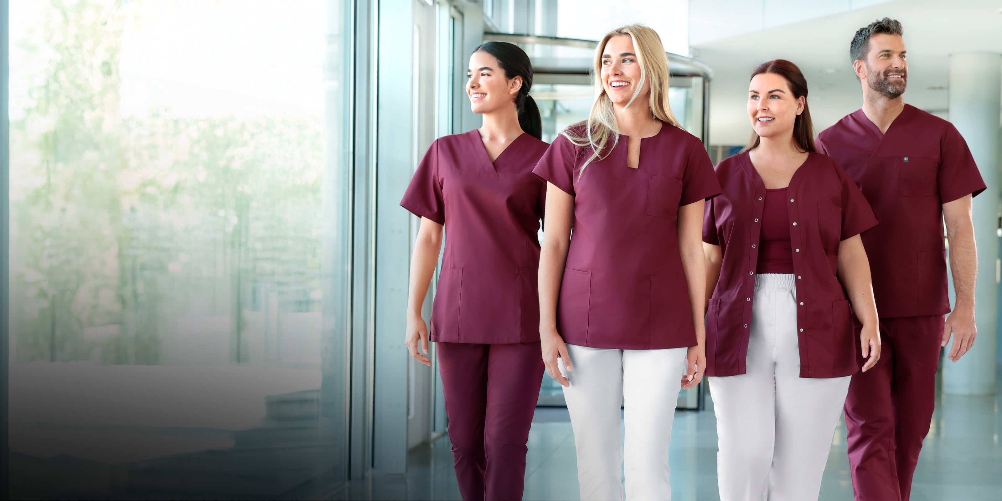 Teamaufnahme aus dem Krankenhaus, 3 Damen- und 1 Herren-Model, ausgestattet mit der JUST STRONG Kollektion.