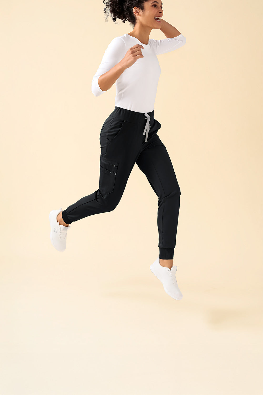 Springendes Model mit schwarzer KAERE Jogpants Hose.