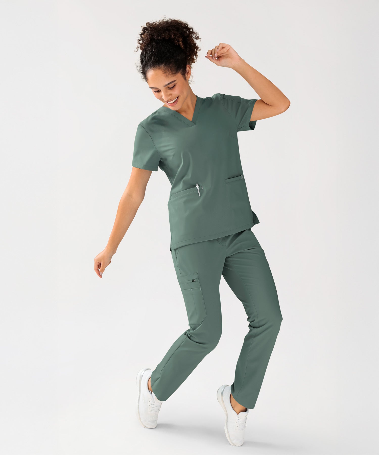 Damen Modell KAERE Outfit in der Farbe dunkelgrün