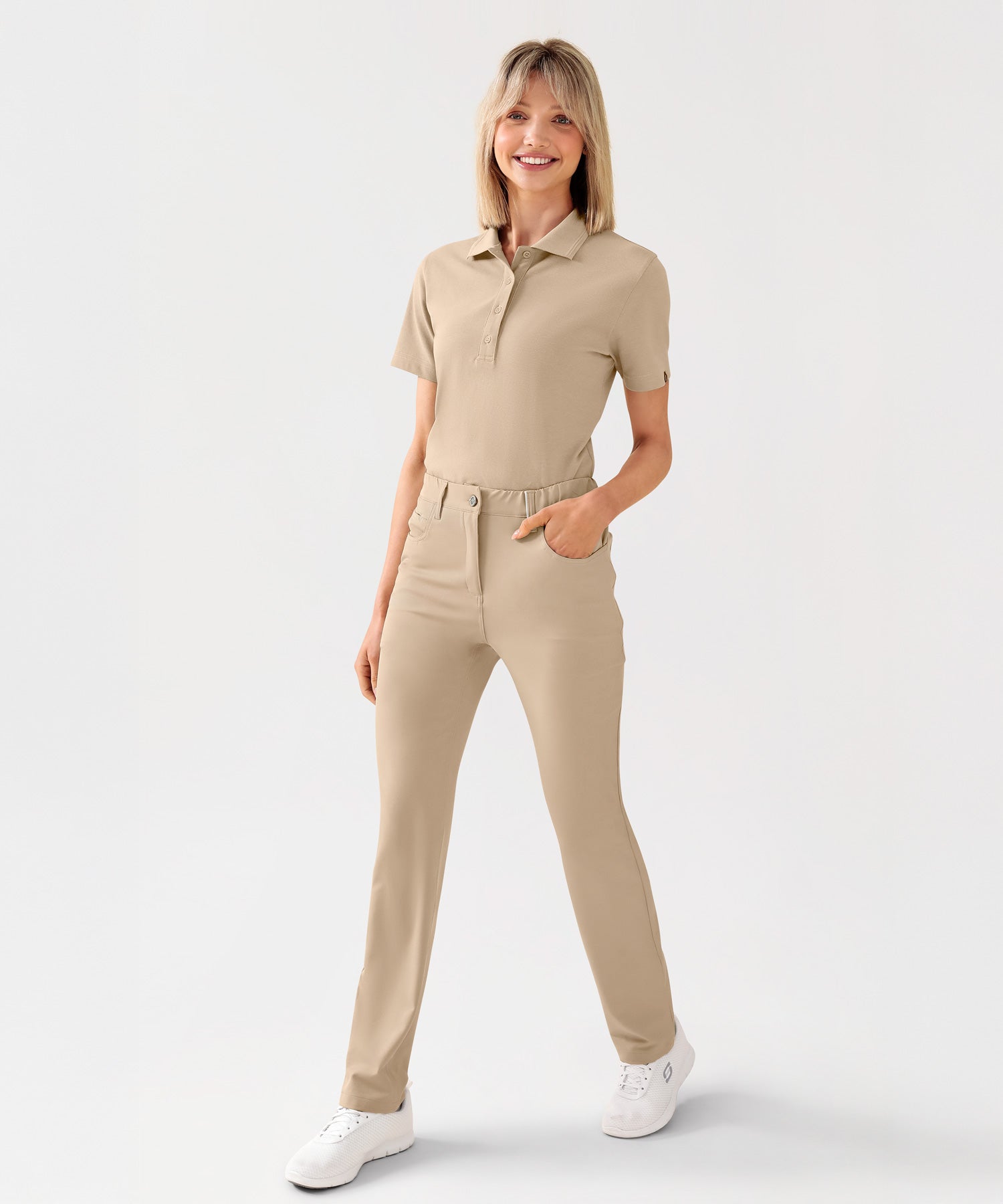 Damen Modell KAERE Outfit in der Farbe sand
