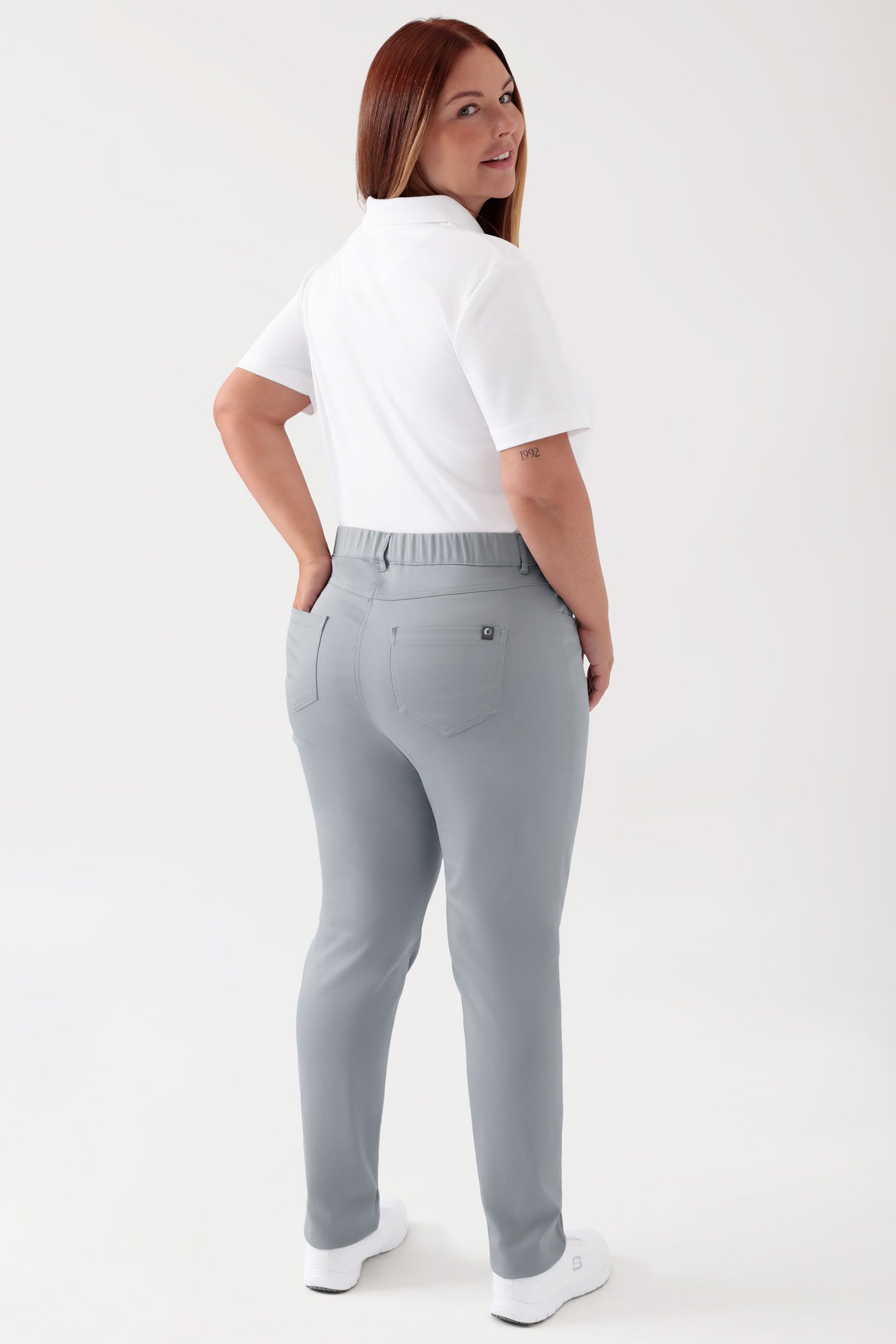 COMFY FLEX 5-Pocket Hose Damen - schlankes Bein grau, Rückansicht Das Model ist 173 cm groß und trägt Größe 46