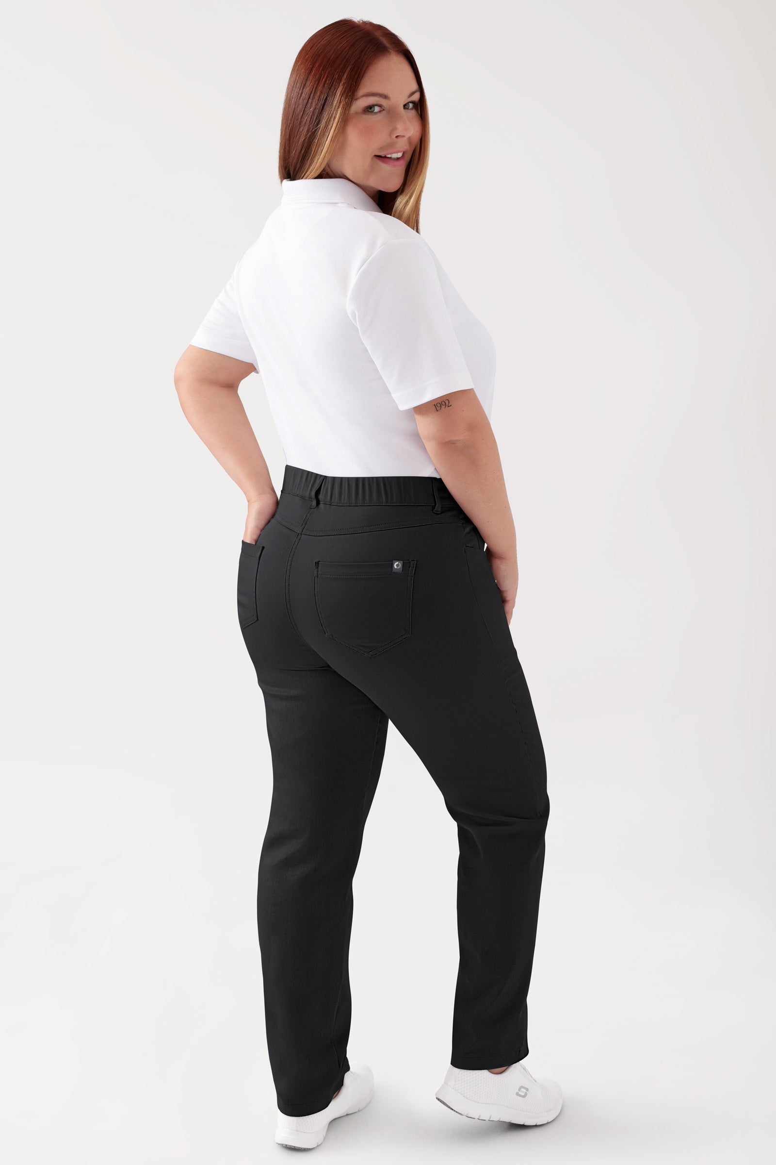 COMFY FLEX 5-Pocket Hose Damen - gerades Bein schwarz, Rückansicht Das Model ist 173 cm groß und trägt Größe 46
