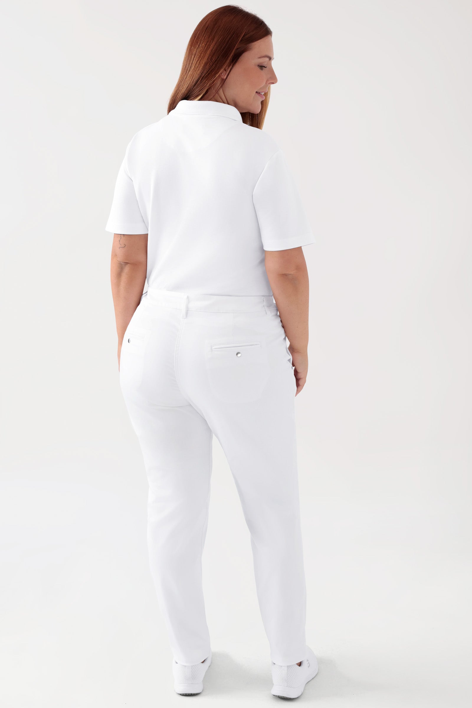 COMFY FLEX Hose Damen - Chino Style weiß, Rückansicht Das Model ist 173 cm groß und trägt Größe 46