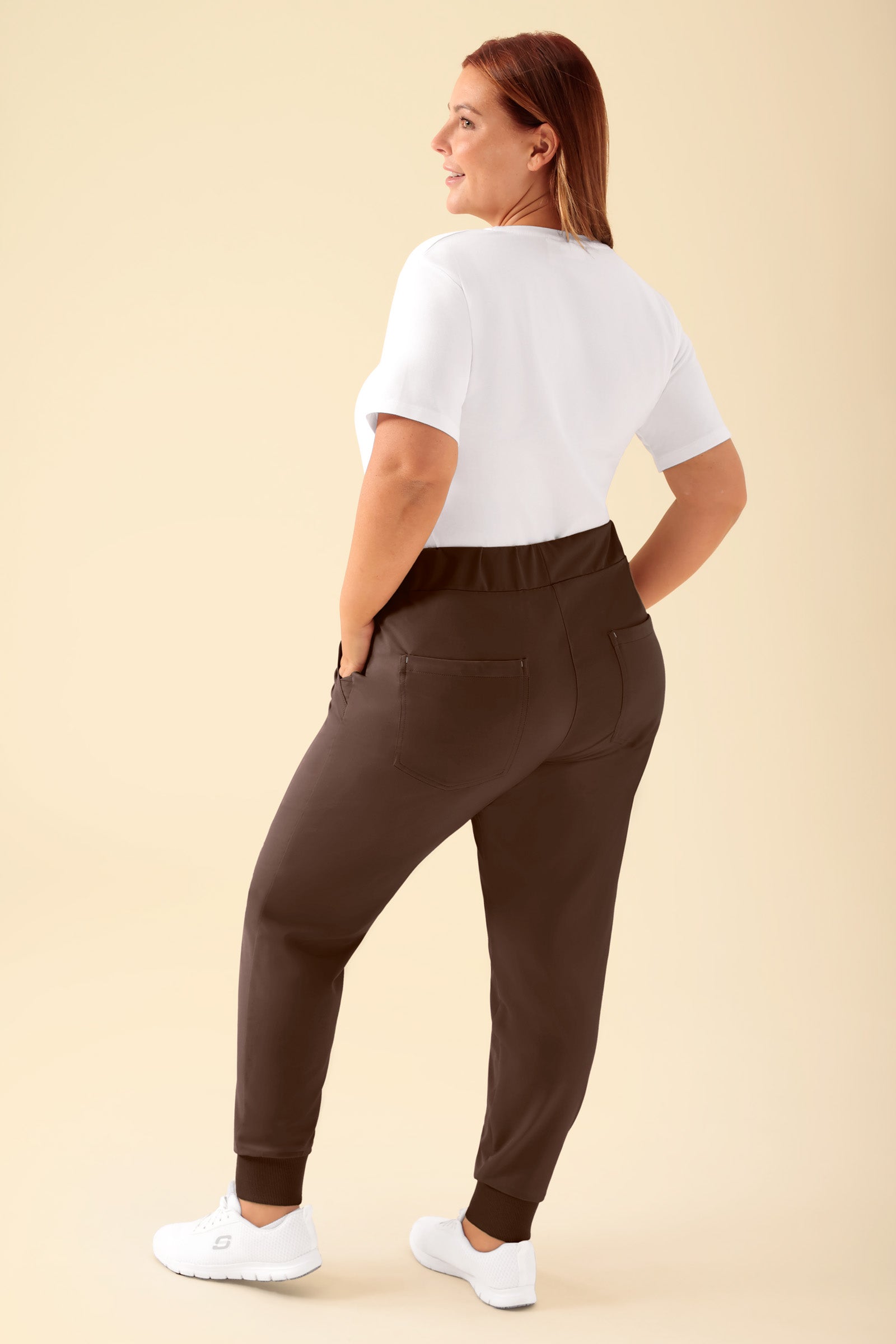 KAERE Hose Damen Normale Größe - Saumabschluss mit Strickbund coffee, Rückansicht Das Model ist 173 cm groß und trägt Größe XL