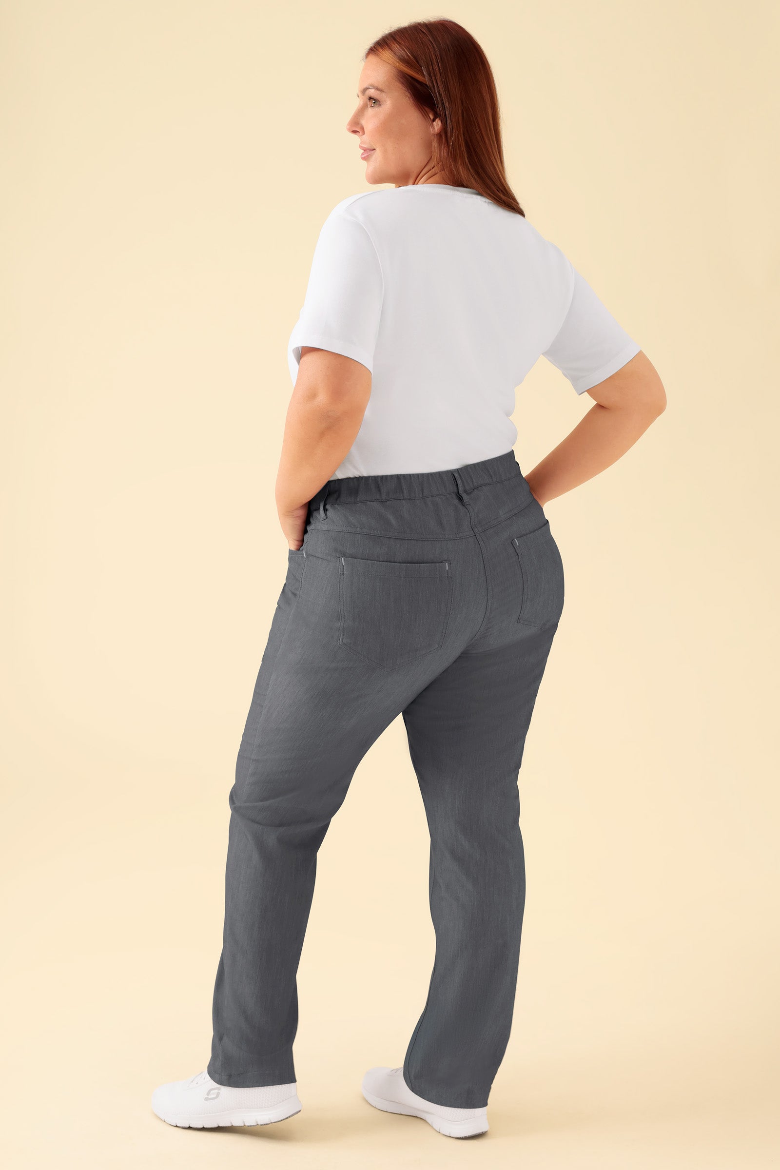 KAERE Hose Damen - 5-Pocket grau melange, Rückansicht Das Model ist 173 cm groß und trägt Größe XL