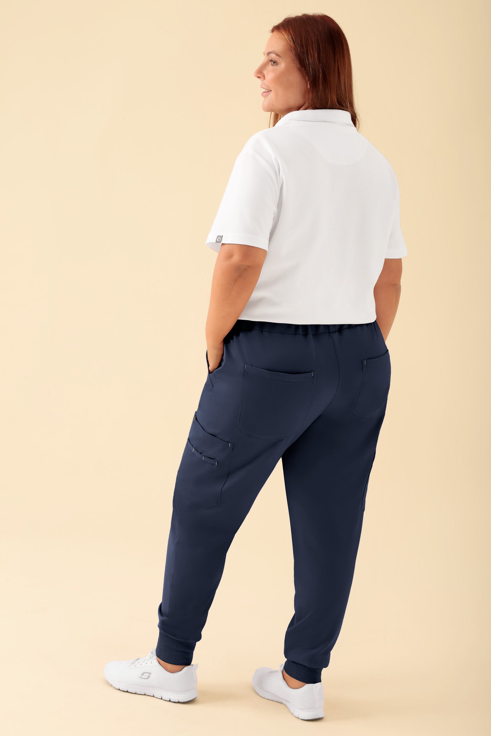 KAERE Hose Damen - Saumbündchen mit Beintaschen navy, Rückansicht Das Model ist 173 cm groß und trägt Größe XL