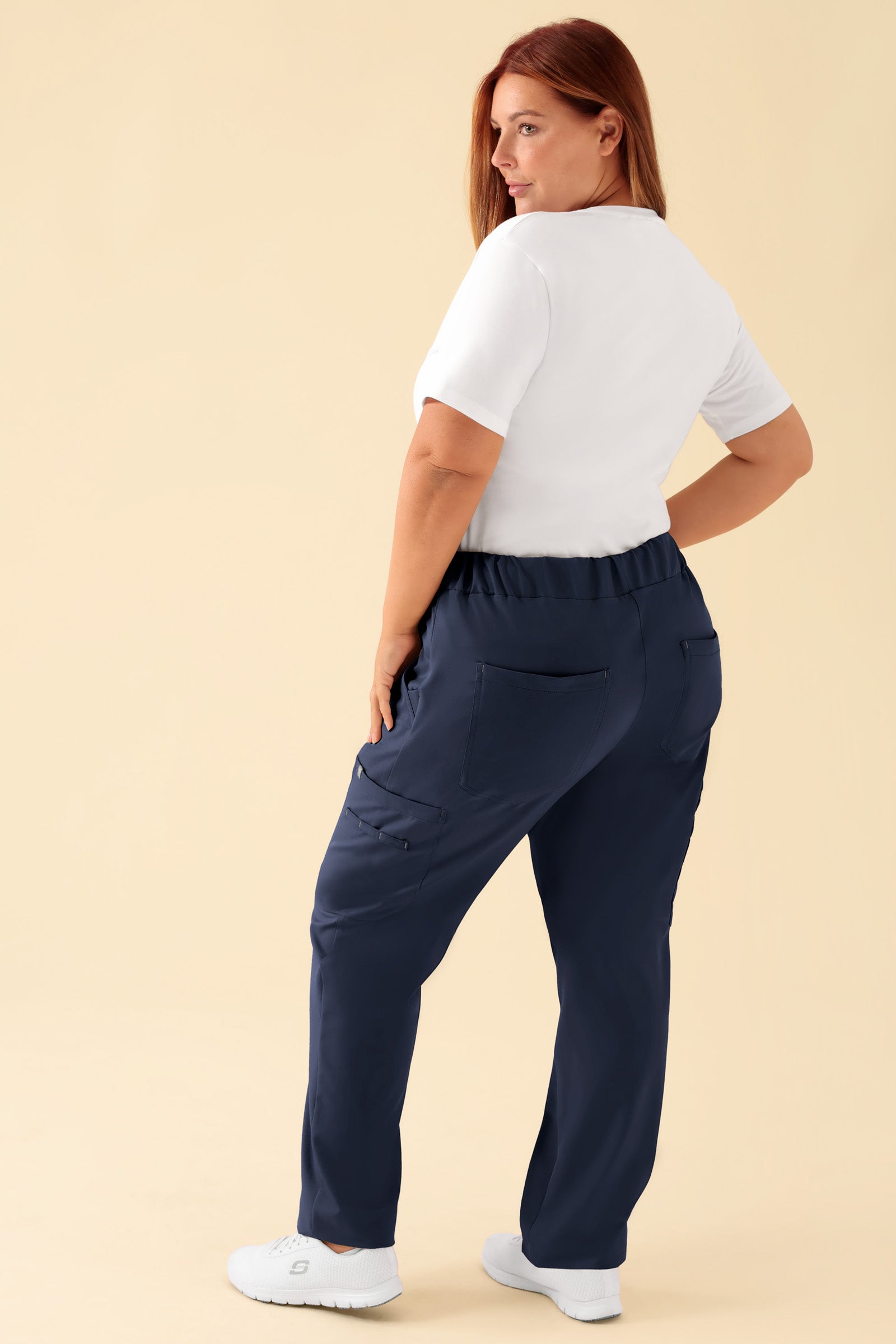 KAERE Hose Damen - gerader Saum mit Beintaschen navy, Rückansicht Das Model ist 173 cm groß und trägt Größe XL