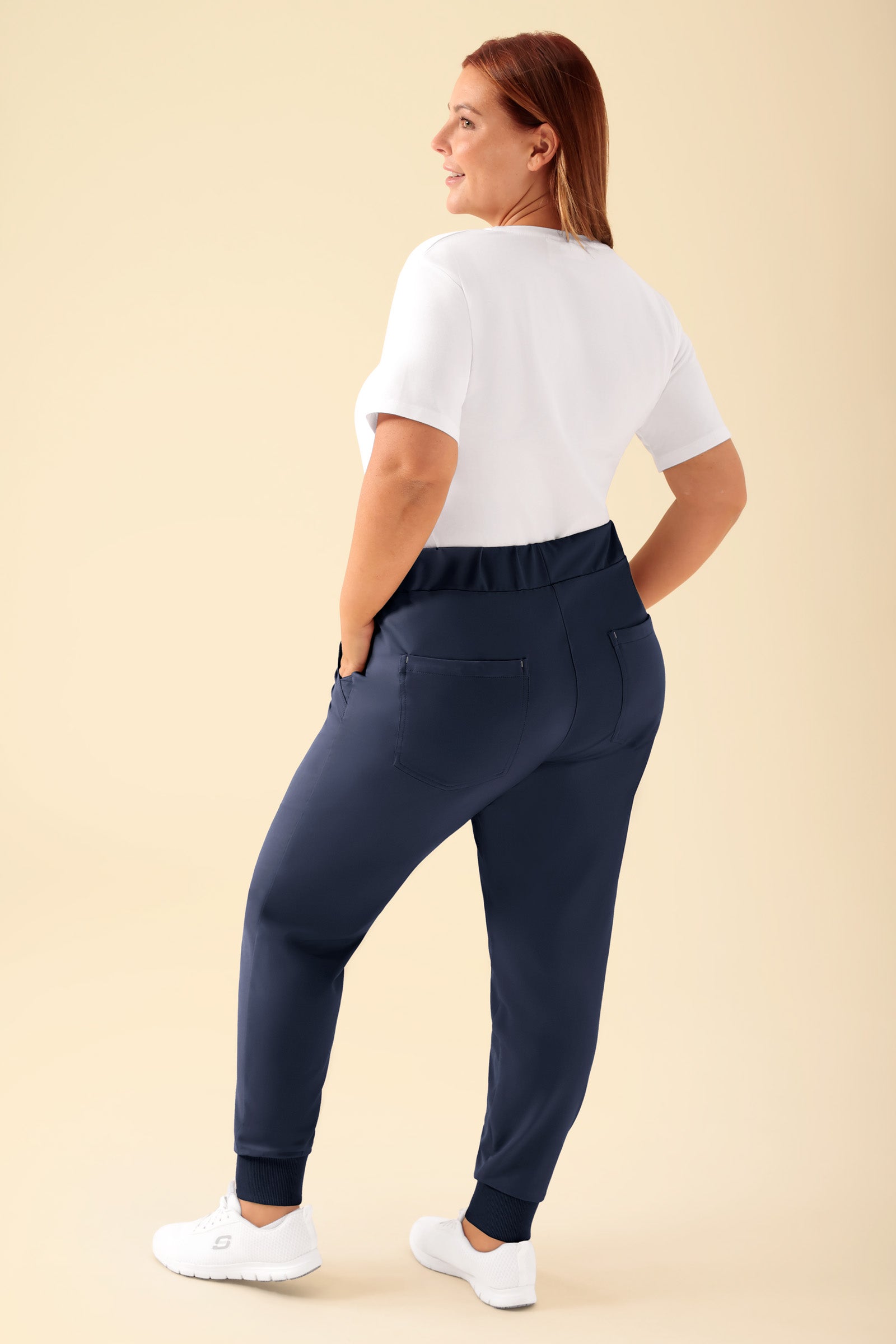 KAERE Hose Damen - Saumbündchen ohne Beintaschen navy, Rückansicht Das Model ist 173 cm groß und trägt Größe XL