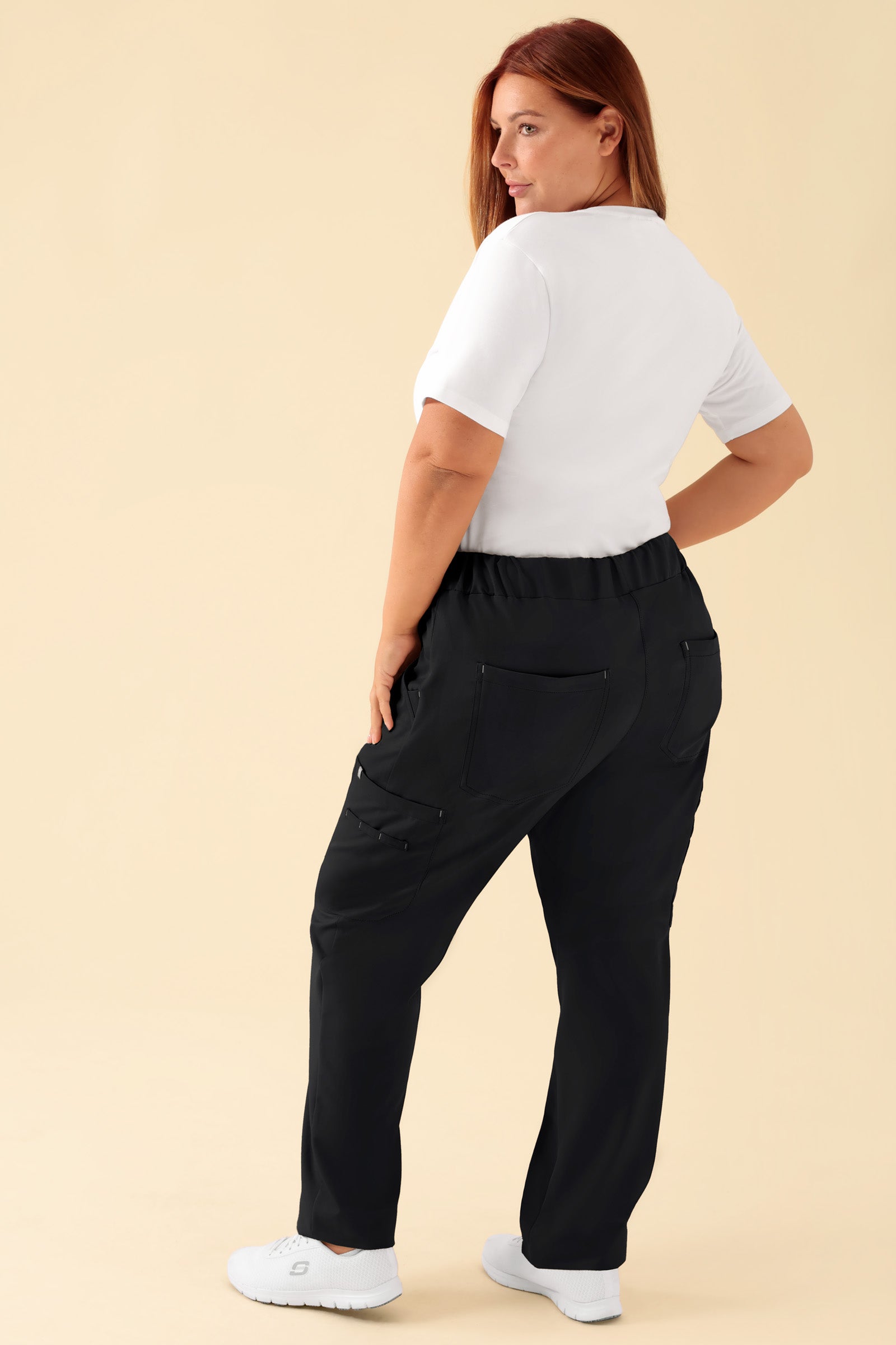 KAERE Hose Damen - gerader Saum mit Beintaschen schwarz, Rückansicht Das Model ist 173 cm groß und trägt Größe XL