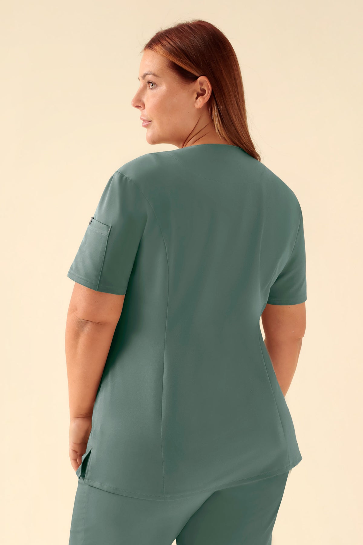 KAERE Kasack Damen - durchgeknöpft dunkelgrün, Rückansicht Das Model ist 173 cm groß und trägt Größe XL