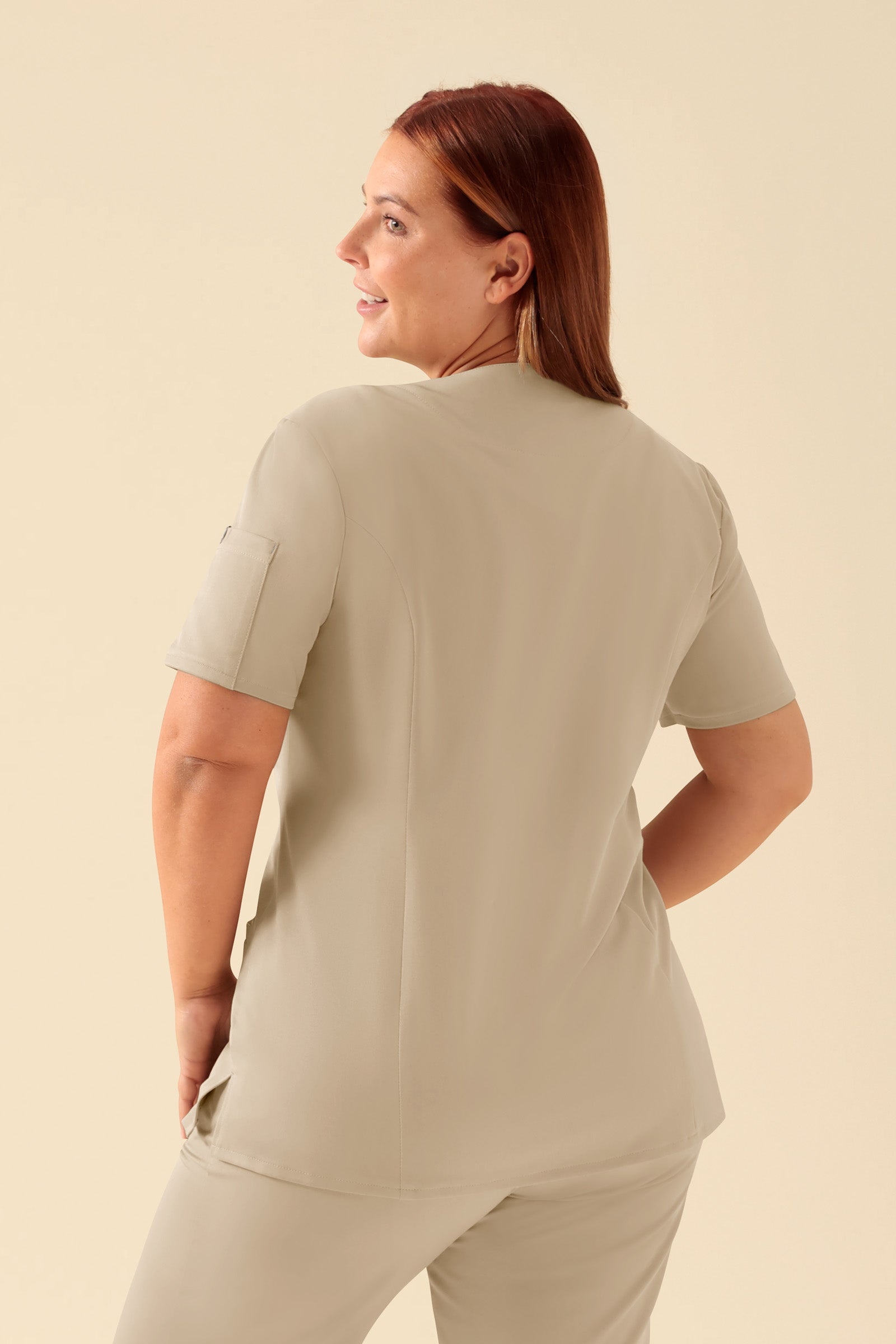 KAERE Kasack Damen - durchgeknöpft sand, Rückansicht Das Model ist 173 cm groß und trägt Größe XL