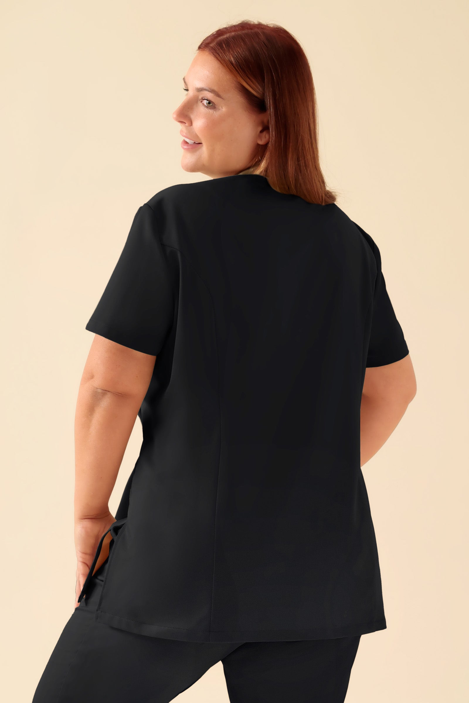 KAERE Kasack Damen - asymmetrische Knopfleiste schwarz, Rückansicht Das Model ist 173 cm groß und trägt Größe XL