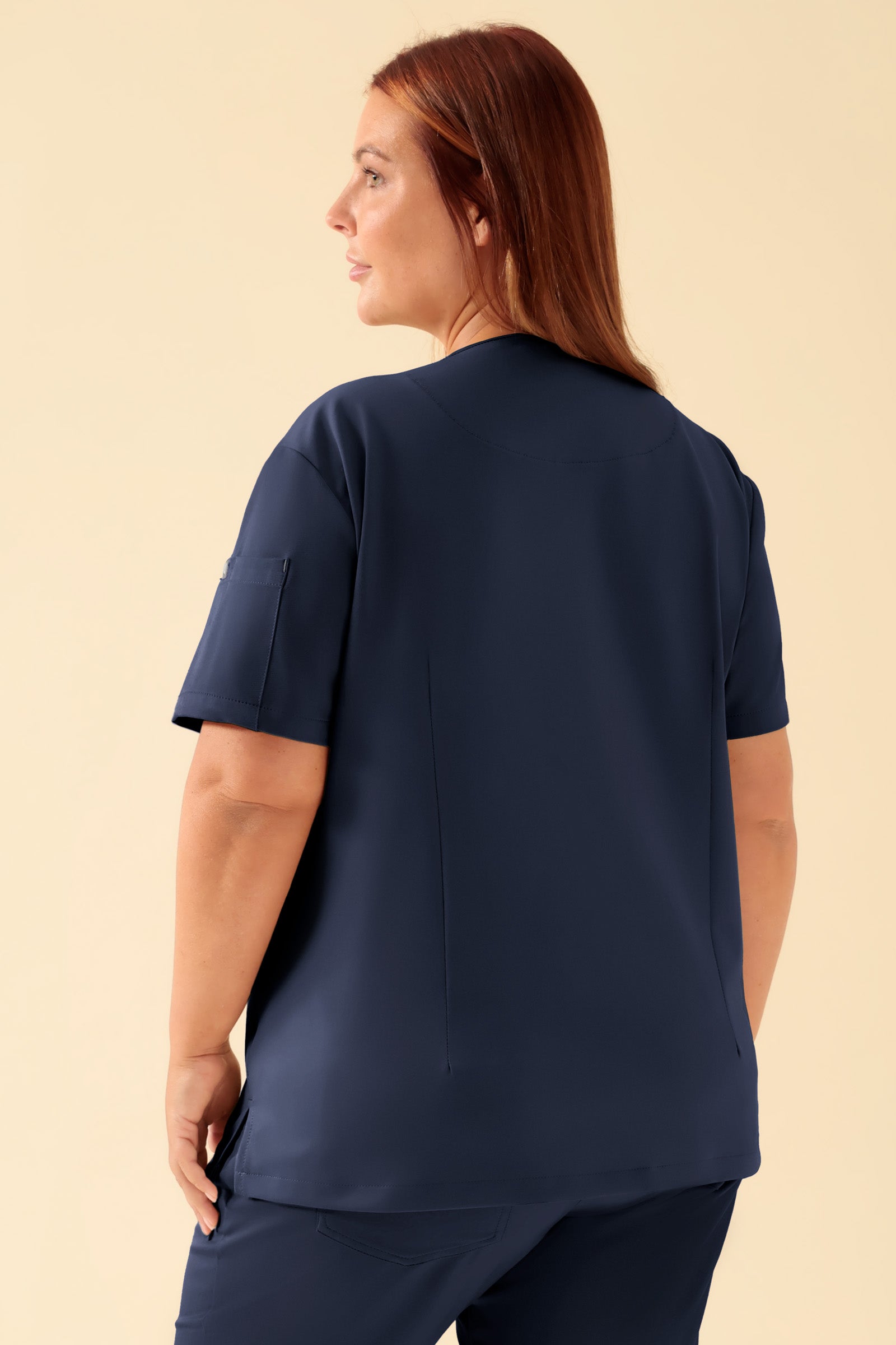 KAERE Schlupfkasack Damen - V-Ausschnitt navy, Rückansicht Das Model ist 173 cm groß und trägt Größe XL