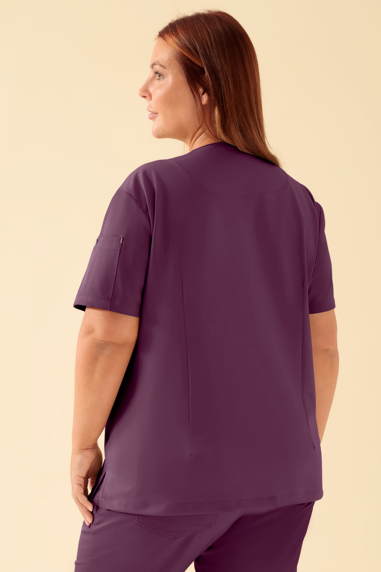 KAERE Schlupfkasack Damen - V-Ausschnitt pflaume, Rückansicht Das Model ist 173 cm groß und trägt Größe XL