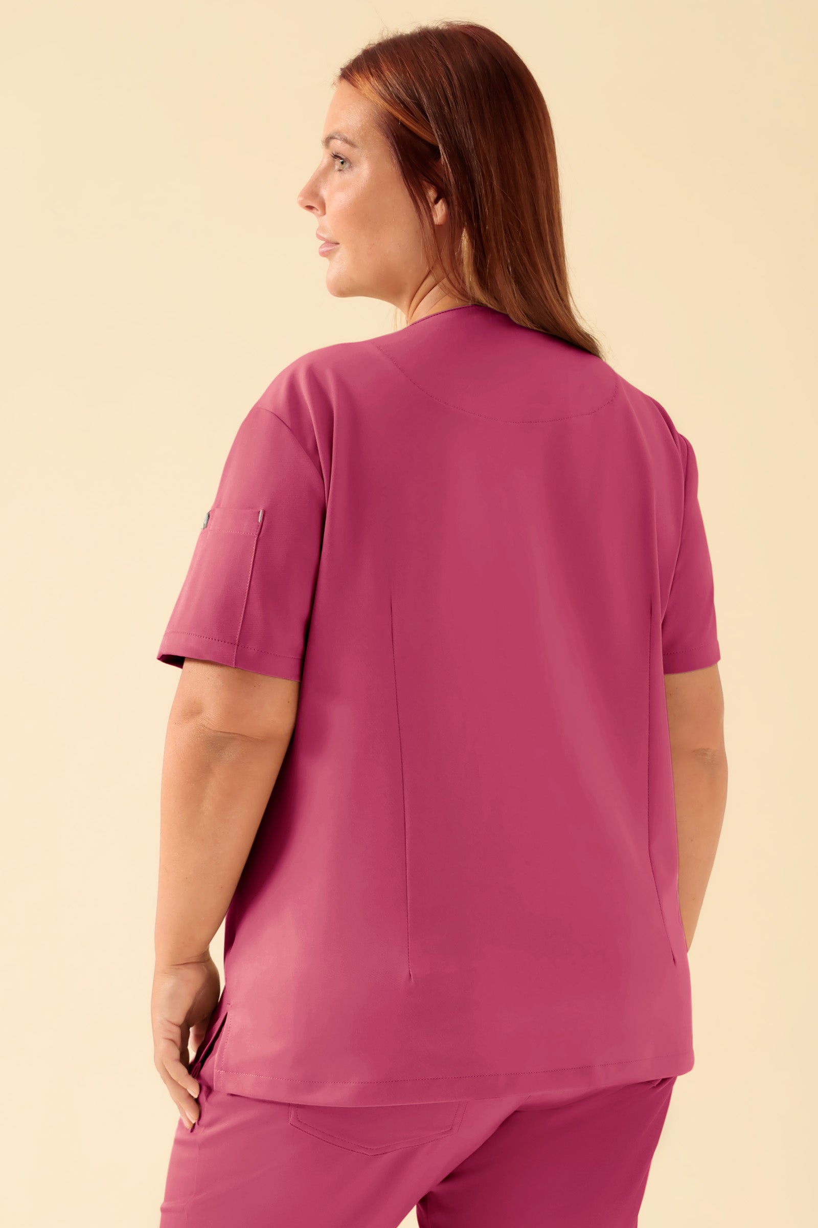 KAERE Schlupfkasack Damen - V-Ausschnitt rosenholz, Rückansicht Das Model ist 173 cm groß und trägt Größe XL