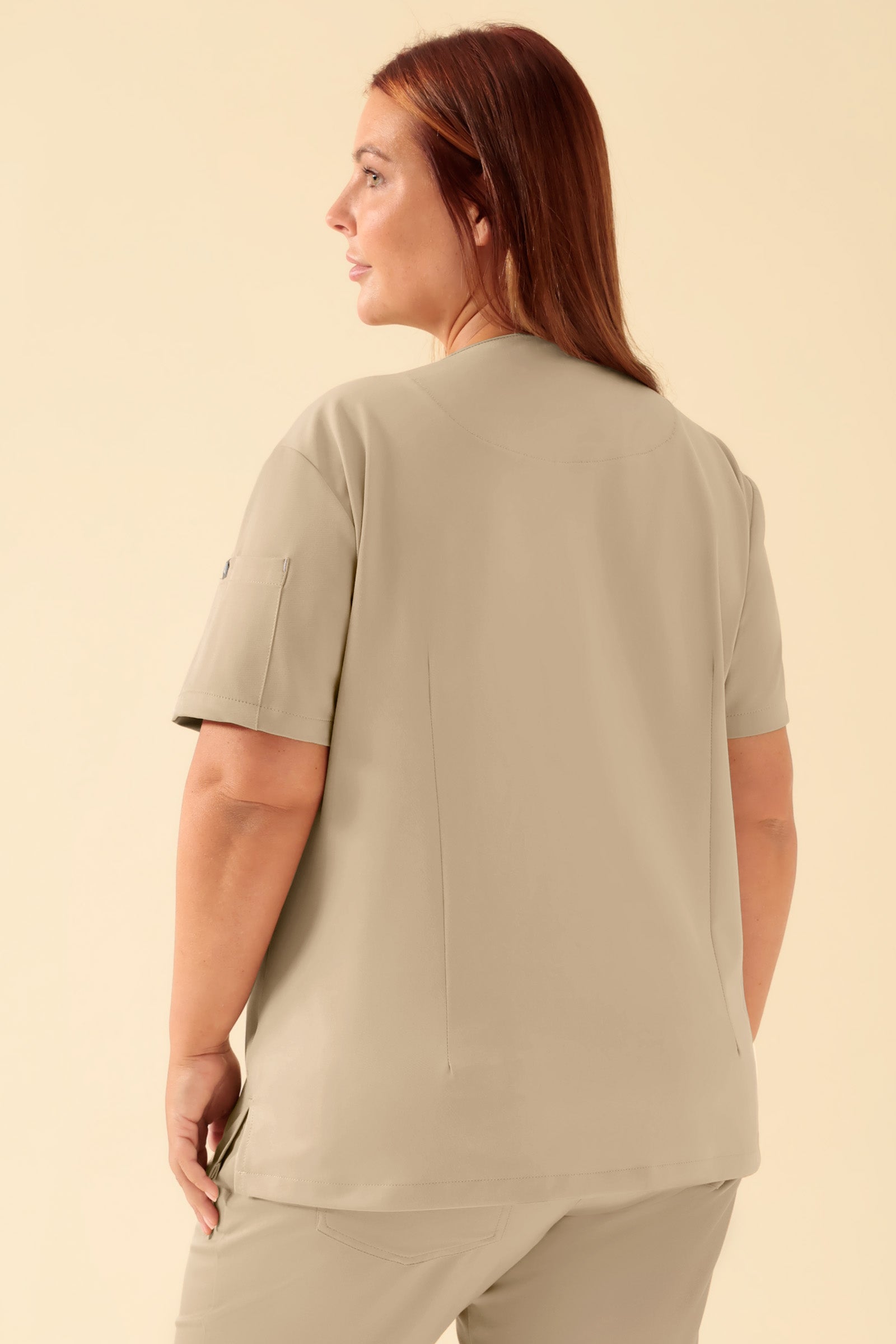 KAERE Schlupfkasack Damen - V-Ausschnitt sand, Rückansicht Das Model ist 173 cm groß und trägt Größe XL