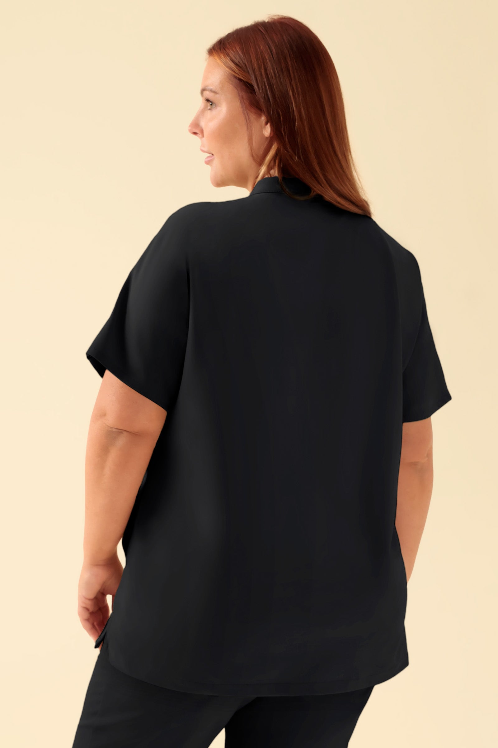 KAERE Schlupfkasack Damen - Stehkragen schwarz, Rückansicht Das Model ist 173 cm groß und trägt Größe XL